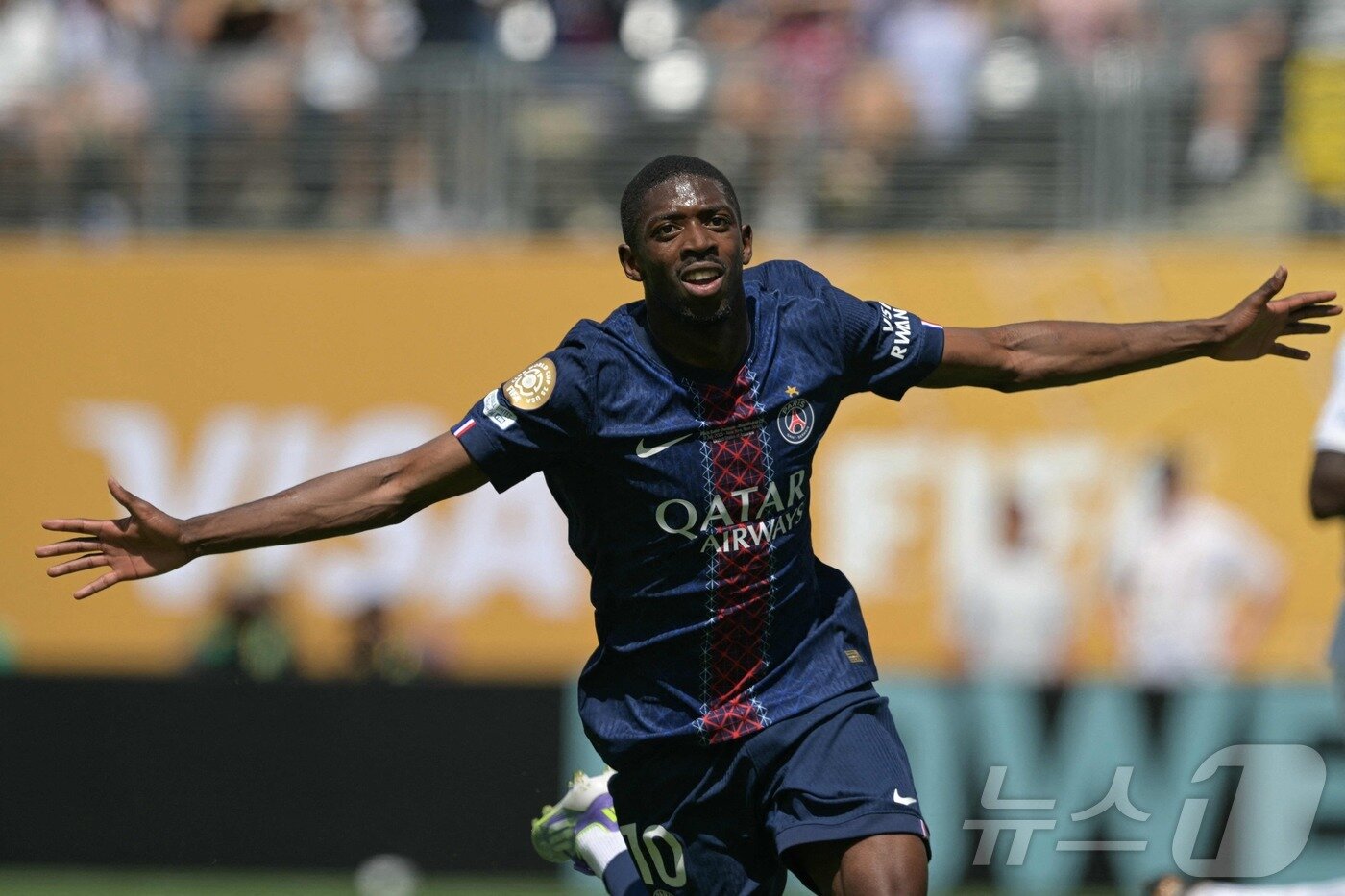 본문 이미지 - FIFA 올해의 선수상을 받은 뎀벨레ⓒ AFP=뉴스1