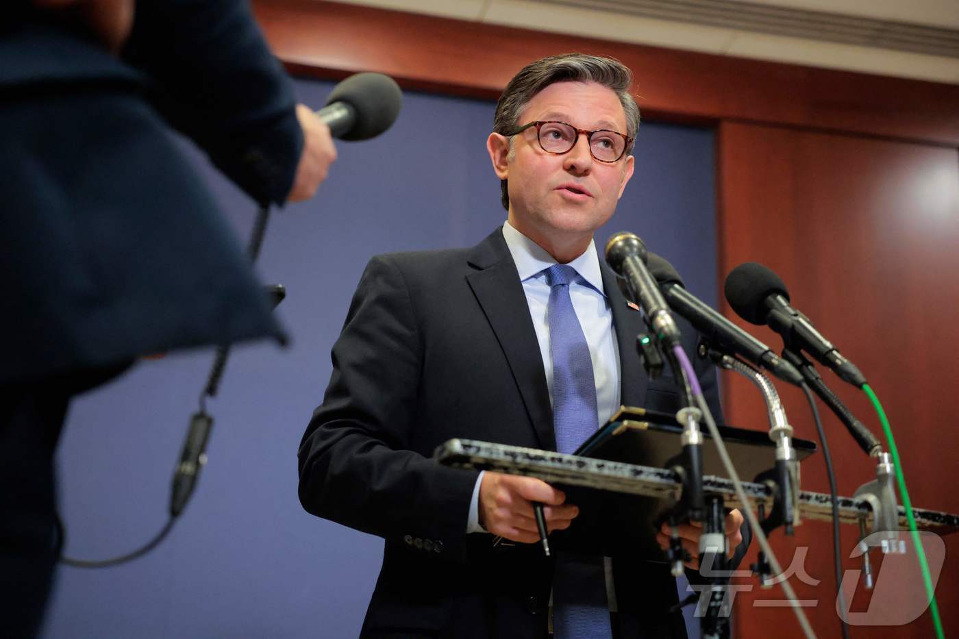 본문 이미지 - 16일(현지시간) 마이크 존슨 하원의장이 워싱턴 D.C. 국회의사당에서 하원의원들과 비공개 회의를 마친 후 언론에 발언하고 있다. 2025.12.17. ⓒ AFP=뉴스1 ⓒ News1 이정환 기자