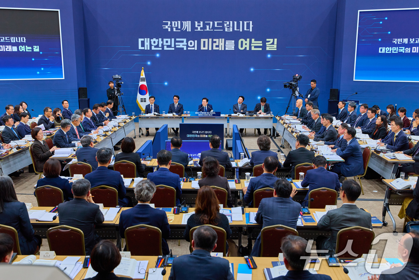 (서울=뉴스1) 허경 기자 = 이재명 대통령이 17일 세종시 정부세종컨벤션센터에서 열린 기후에너지환경부(기상청)·원자력안전위원회 업무보고에서 발언하고 있다. (대통령실 제공. 재판 …