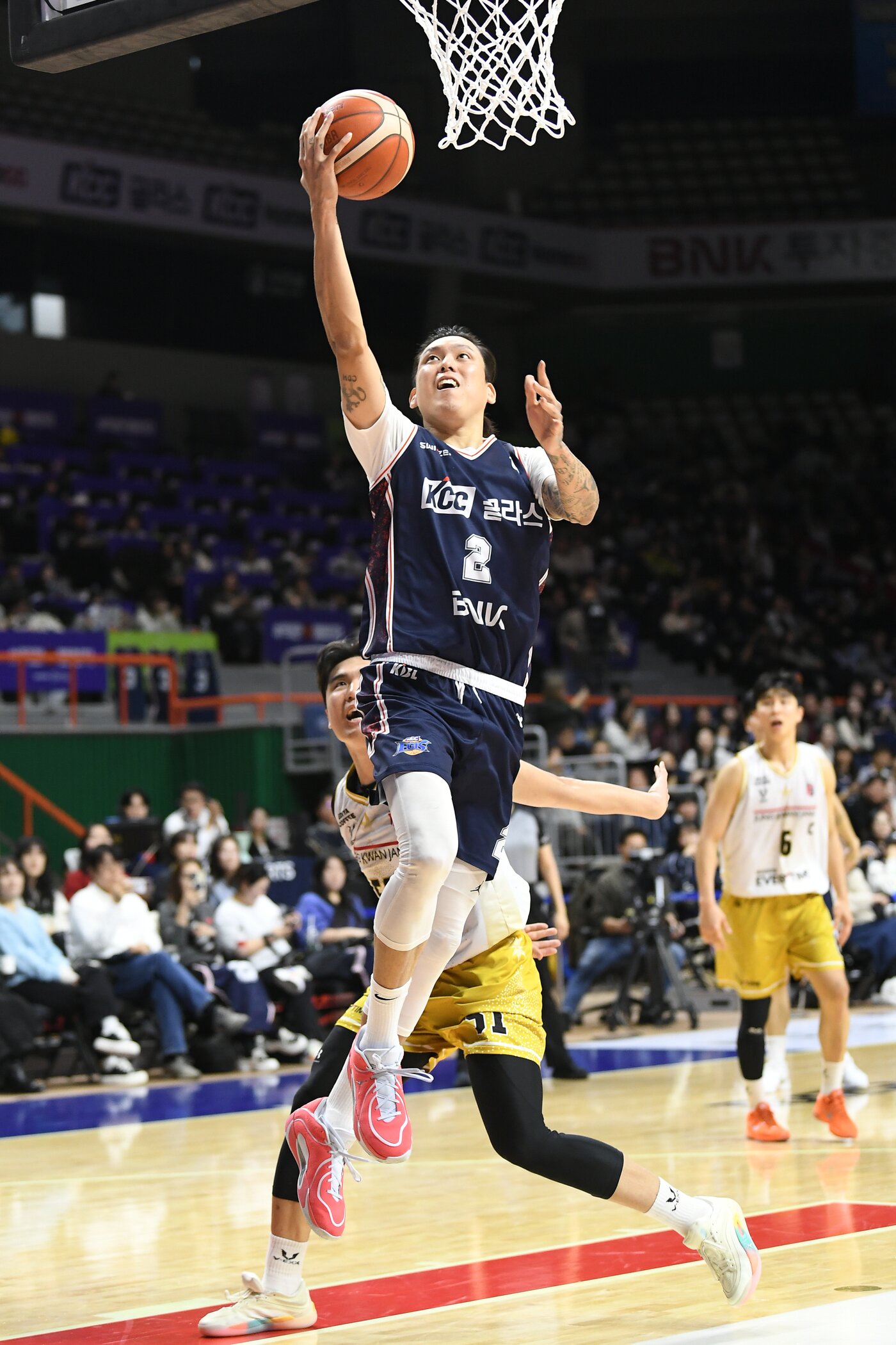 본문 이미지 - 프로농구 KCC 송교창이 슛을 쏘고 있다.(KBL 제공)