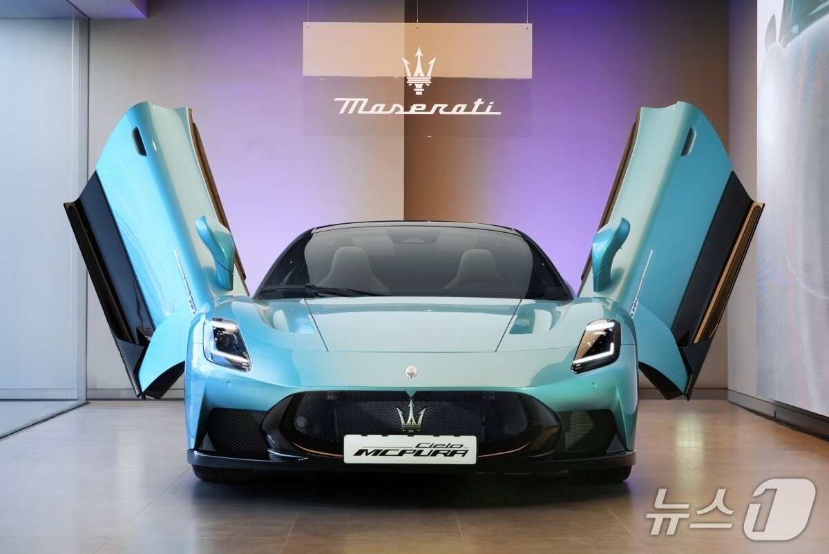 본문 이미지 - 17일 서울 용산 마세라티 전시장에서 열린 기자 간담회에서 마세라티 신형 미드십 스포츠카 'MC푸라(PURA)'가 국내 최초로 공개된 모습(마세라티 코리아 제공). 2025.12.17.