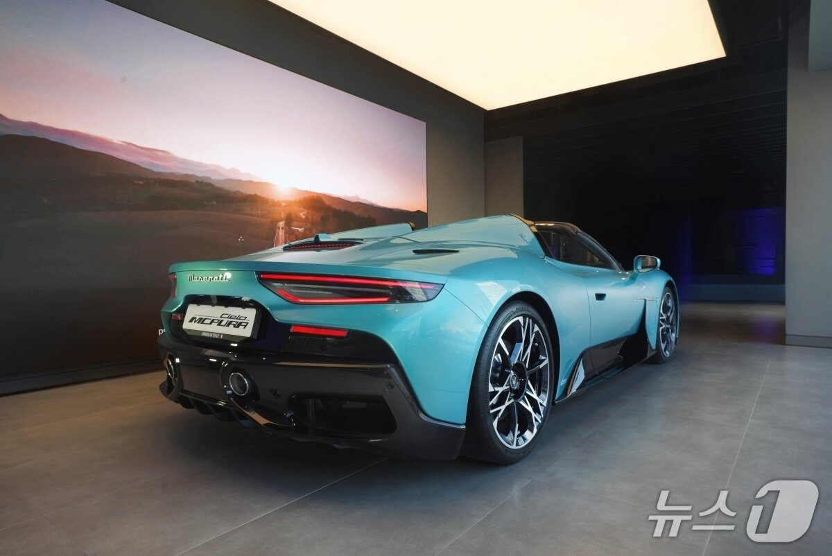 본문 이미지 - 17일 서울 용산 마세라티 전시장에서 열린 기자 간담회에서 마세라티 신형 미드십 스포츠카 'MC푸라(PURA)'가 국내 최초로 공개된 모습(마세라티 코리아 제공). 2025.12.17.