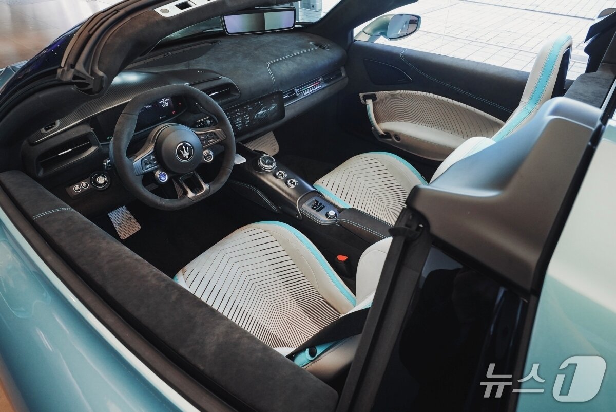 본문 이미지 - 17일 서울 용산 마세라티 전시장에서 열린 기자 간담회에서 마세라티 신형 미드십 스포츠카 'MC푸라(PURA)'가 국내 최초로 공개된 모습(마세라티 코리아 제공). 2025.12.17.