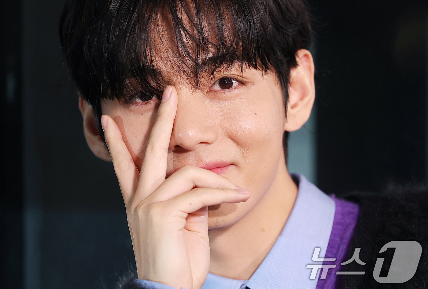 (서울=뉴스1) 권현진 기자 = 방탄소년단(BTS) 뷔가 17일 오후 서울 강남구 셀린느 청담 플래그십을 방문한 뒤 퇴장하며 인사를 하고 있다. 2025.12.17/뉴스1