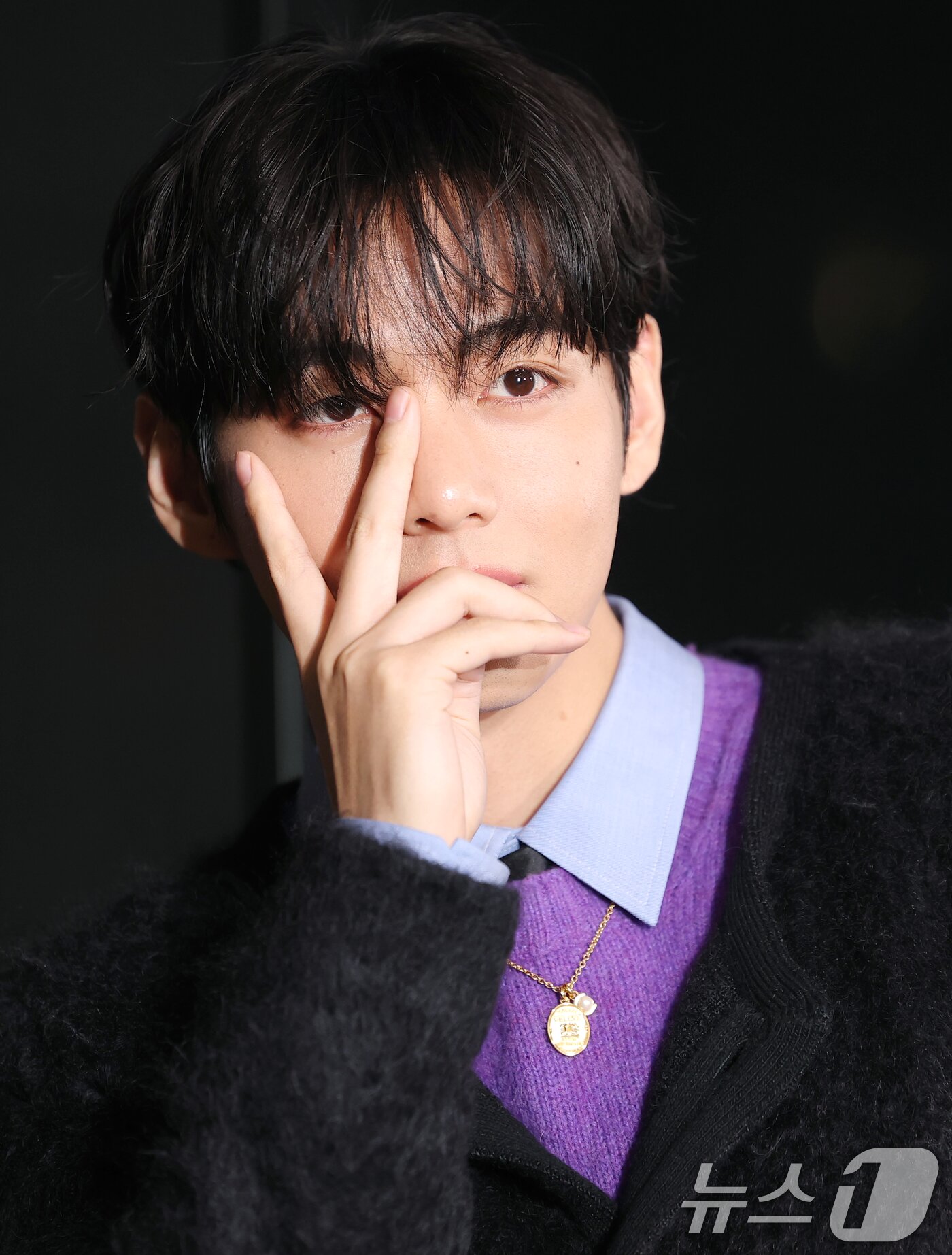 본문 이미지 - 방탄소년단(BTS) 뷔가 17일 오후 서울 강남구 셀린느 청담 플래그십을 방문한 뒤 퇴장하며 시그니처 브이를 그리고 있다. ⓒ News1 권현진 기자