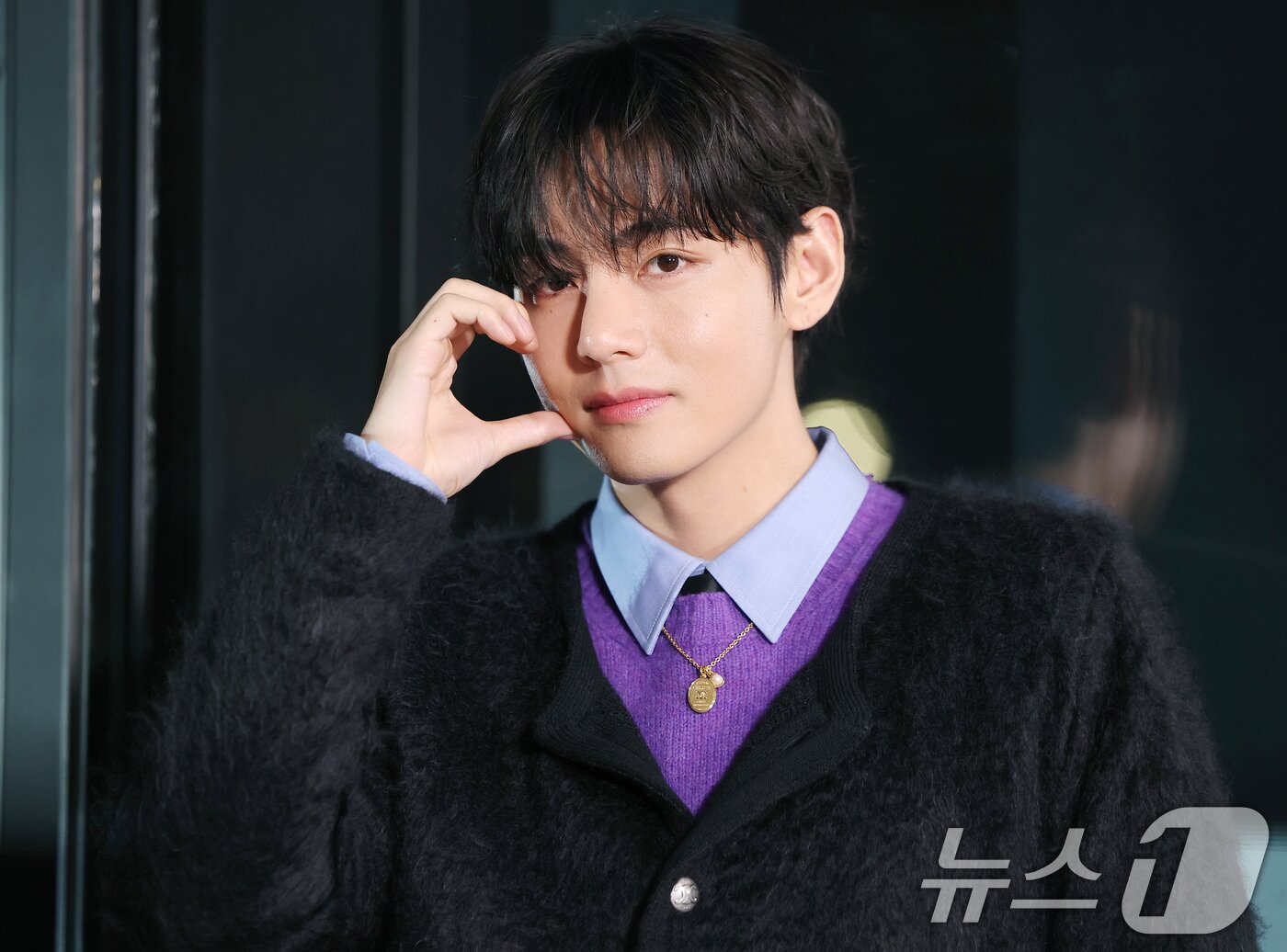 본문 이미지 - 방탄소년단(BTS) 뷔가 17일 오후 서울 강남구 셀린느 청담 플래그십을 방문한 뒤 퇴장하며 볼 하트로 인사를 전하고 있다. ⓒ News1 권현진 기자