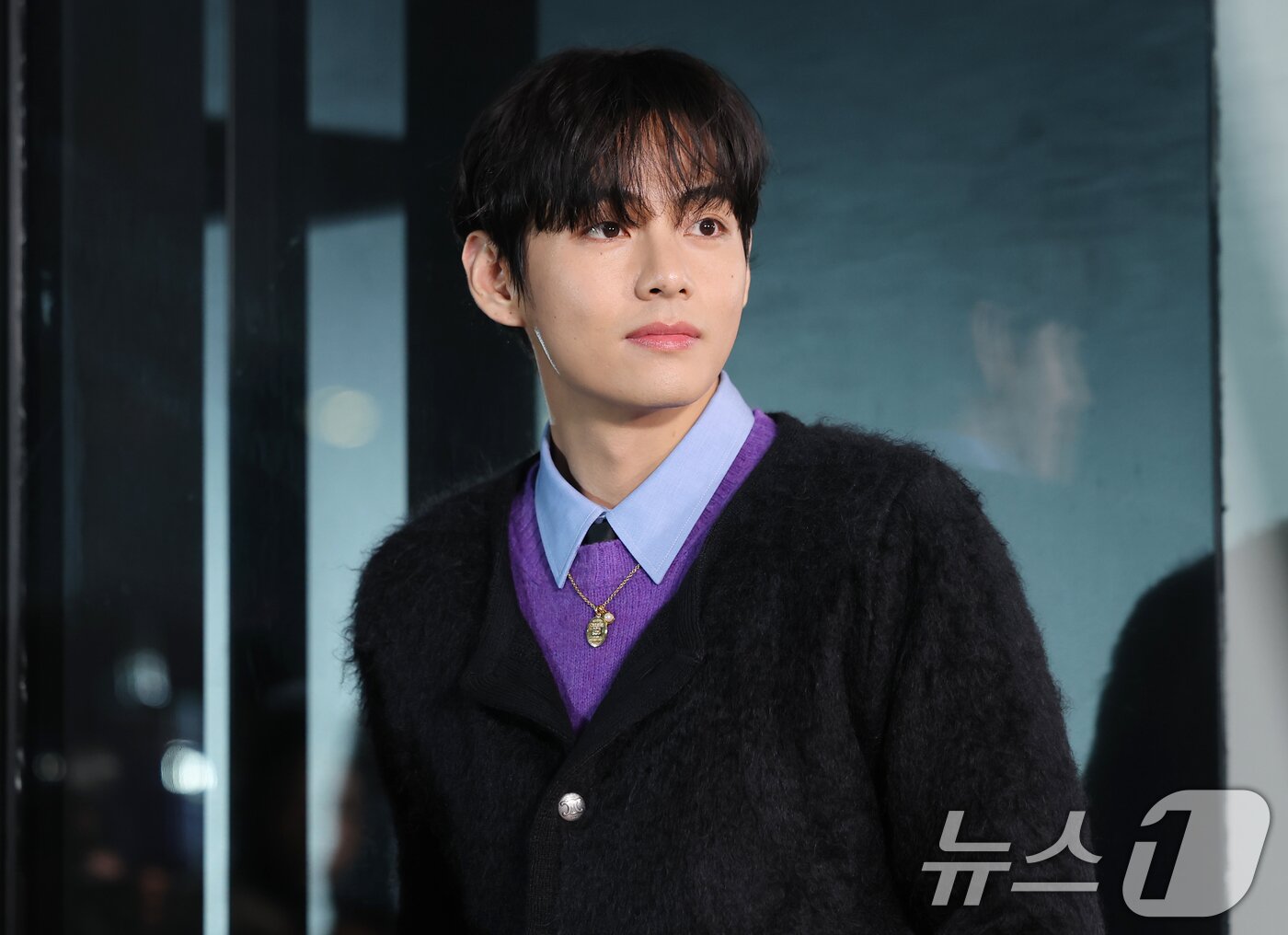 본문 이미지 - 방탄소년단(BTS) 뷔가 17일 오후 서울 강남구 셀린느 청담 플래그십을 방문한 뒤 퇴장하고 있다. ⓒ News1 권현진 기자