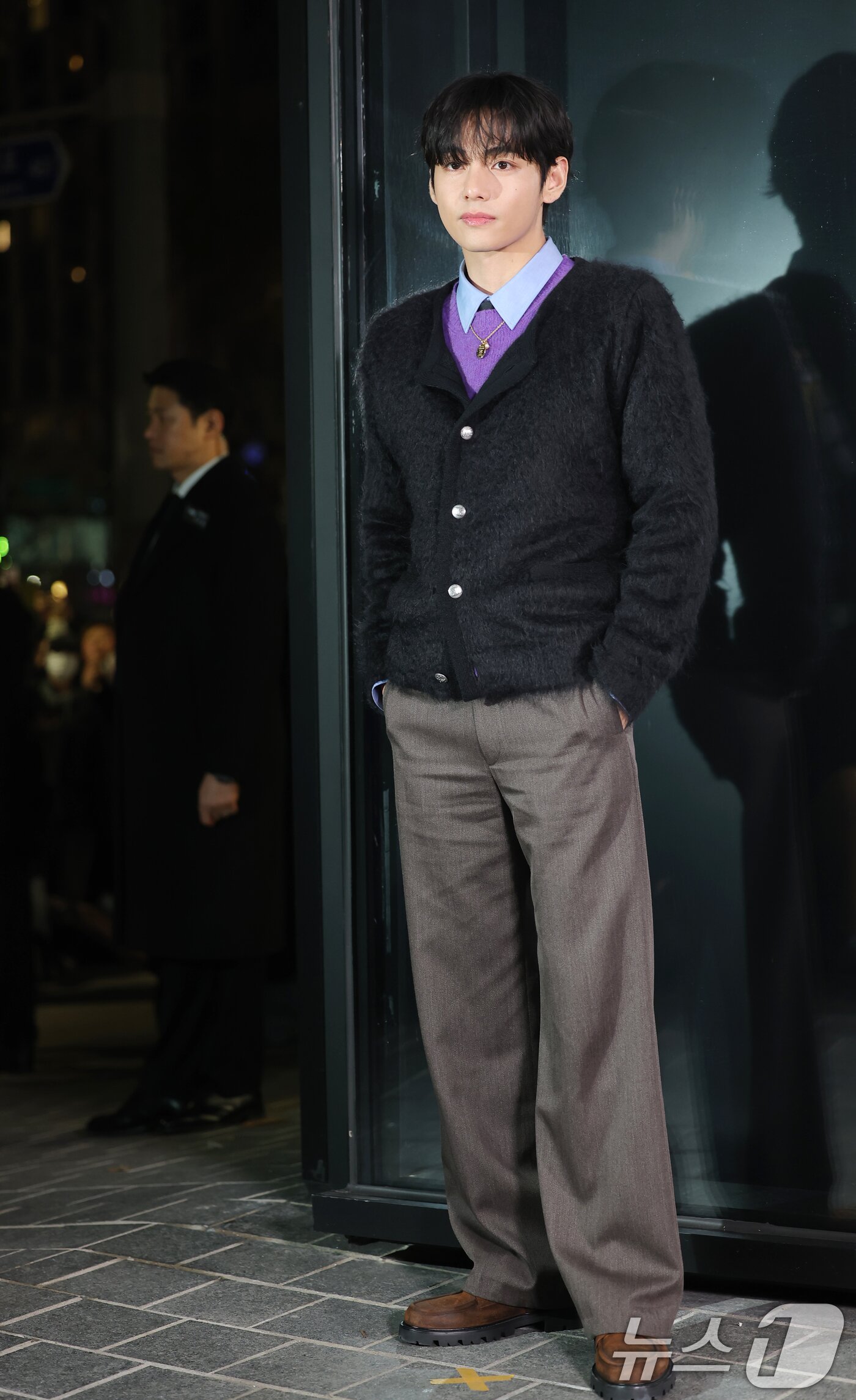 본문 이미지 - 방탄소년단(BTS) 뷔가 17일 오후 서울 강남구 셀린느 청담 플래그십을 방문한 뒤 퇴장하고 있다. ⓒ News1 권현진 기자