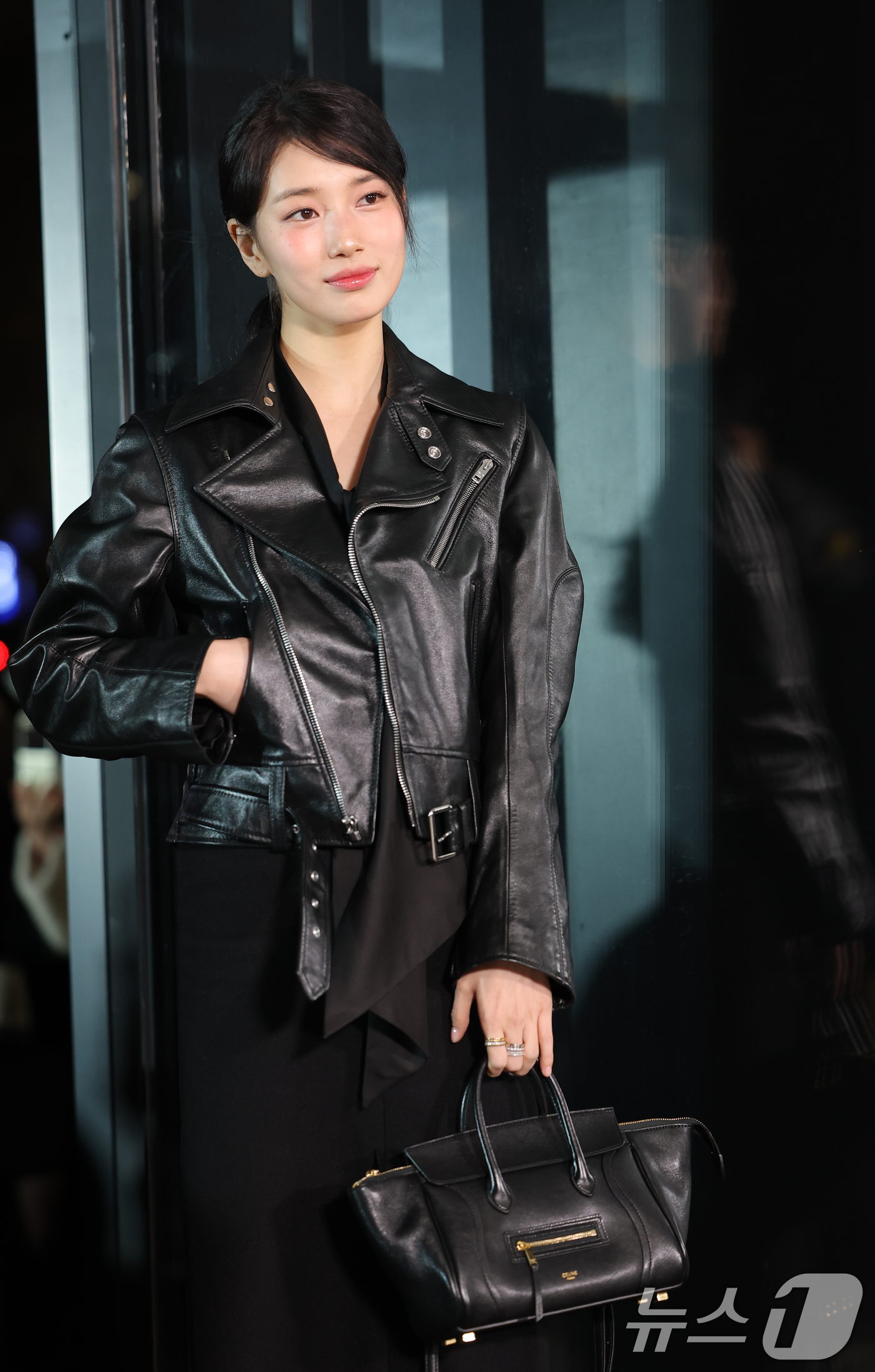 (서울=뉴스1) 권현진 기자 = 배우 겸 가수 수지(본명 배수지)가 17일 오후 서울 강남구 셀린느 청담 플래그십을 방문한 뒤 퇴장하며 인사를 하고 있다. 2025.12.17/뉴스 …