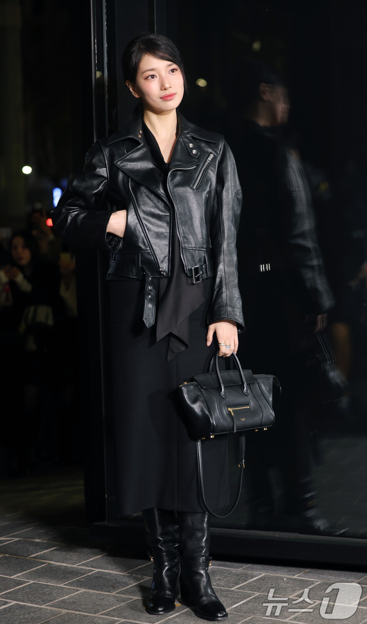 (서울=뉴스1) 권현진 기자 = 배우 겸 가수 수지(본명 배수지)가 17일 오후 서울 강남구 셀린느 청담 플래그십을 방문한 뒤 퇴장하며 인사를 하고 있다. 2025.12.17/뉴스 …