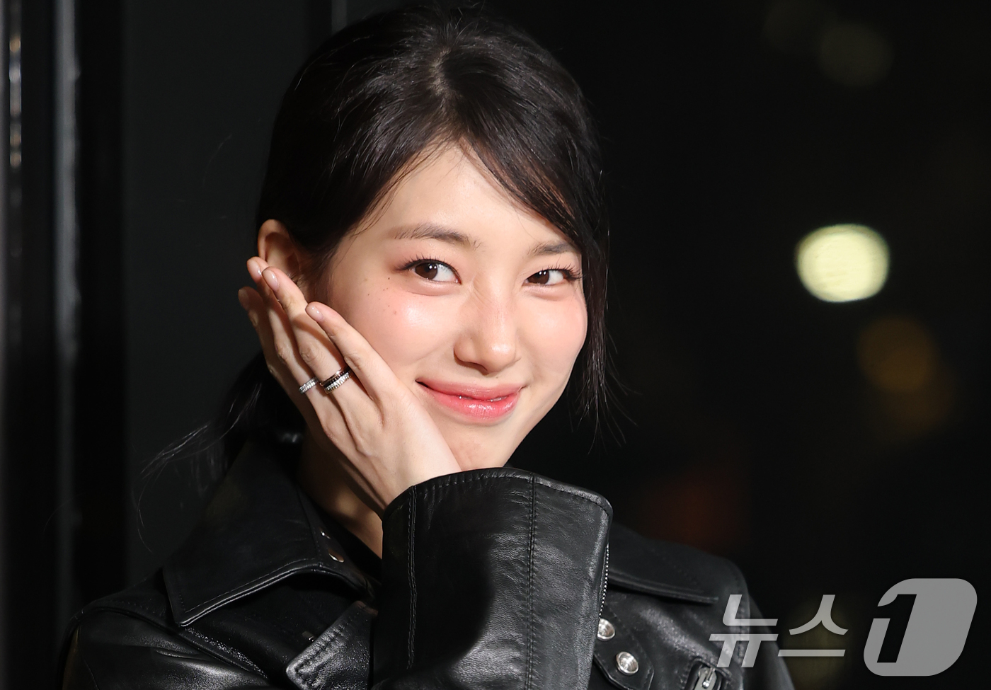 (서울=뉴스1) 권현진 기자 = 배우 겸 가수 수지(본명 배수지)가 17일 오후 서울 강남구 셀린느 청담 플래그십을 방문한 뒤 퇴장하며 인사를 하고 있다. 2025.12.17/뉴스 …