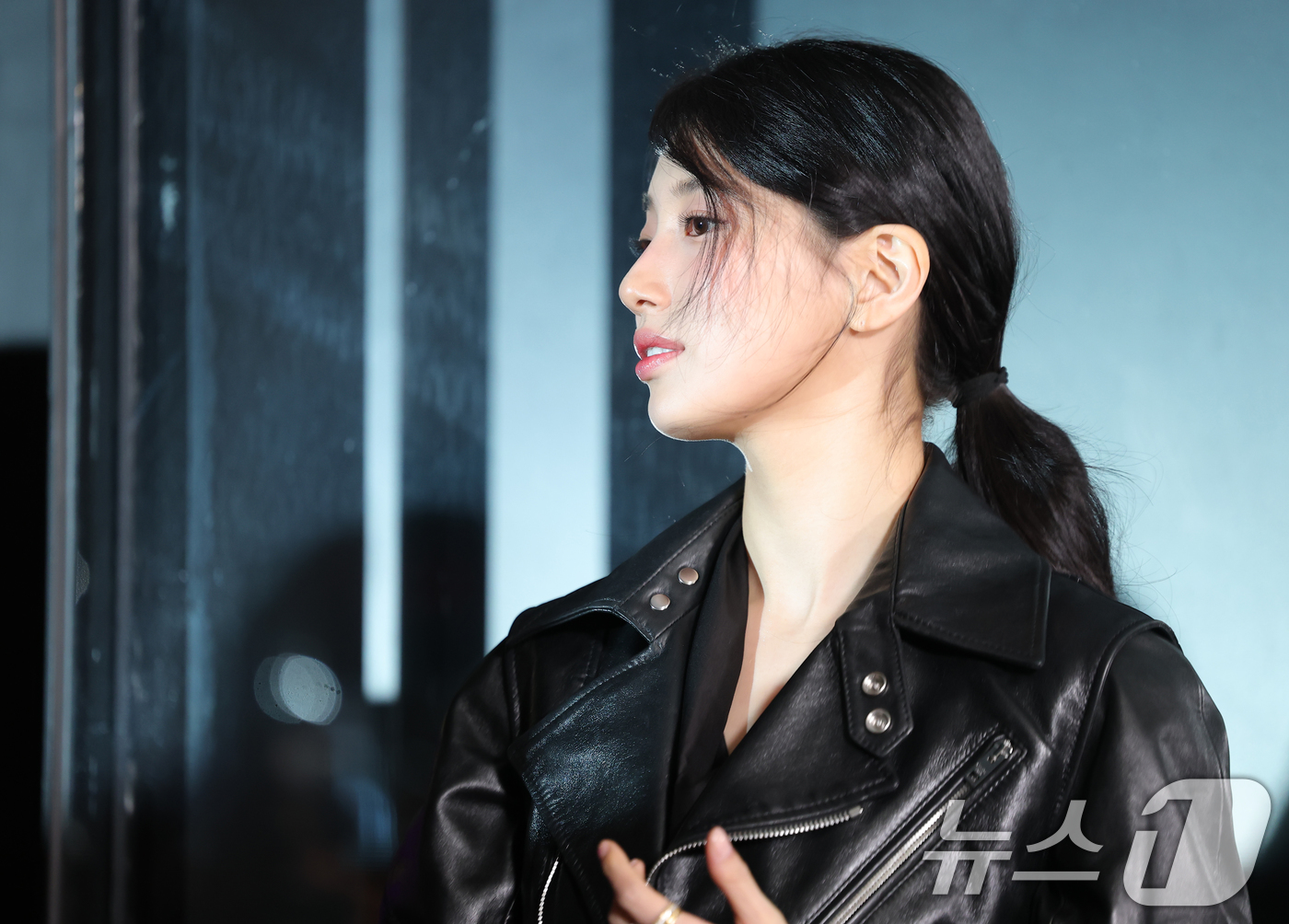 (서울=뉴스1) 권현진 기자 = 배우 겸 가수 수지(본명 배수지)가 17일 오후 서울 강남구 셀린느 청담 플래그십을 방문한 뒤 퇴장하며 인사를 하고 있다. 2025.12.17/뉴스 …