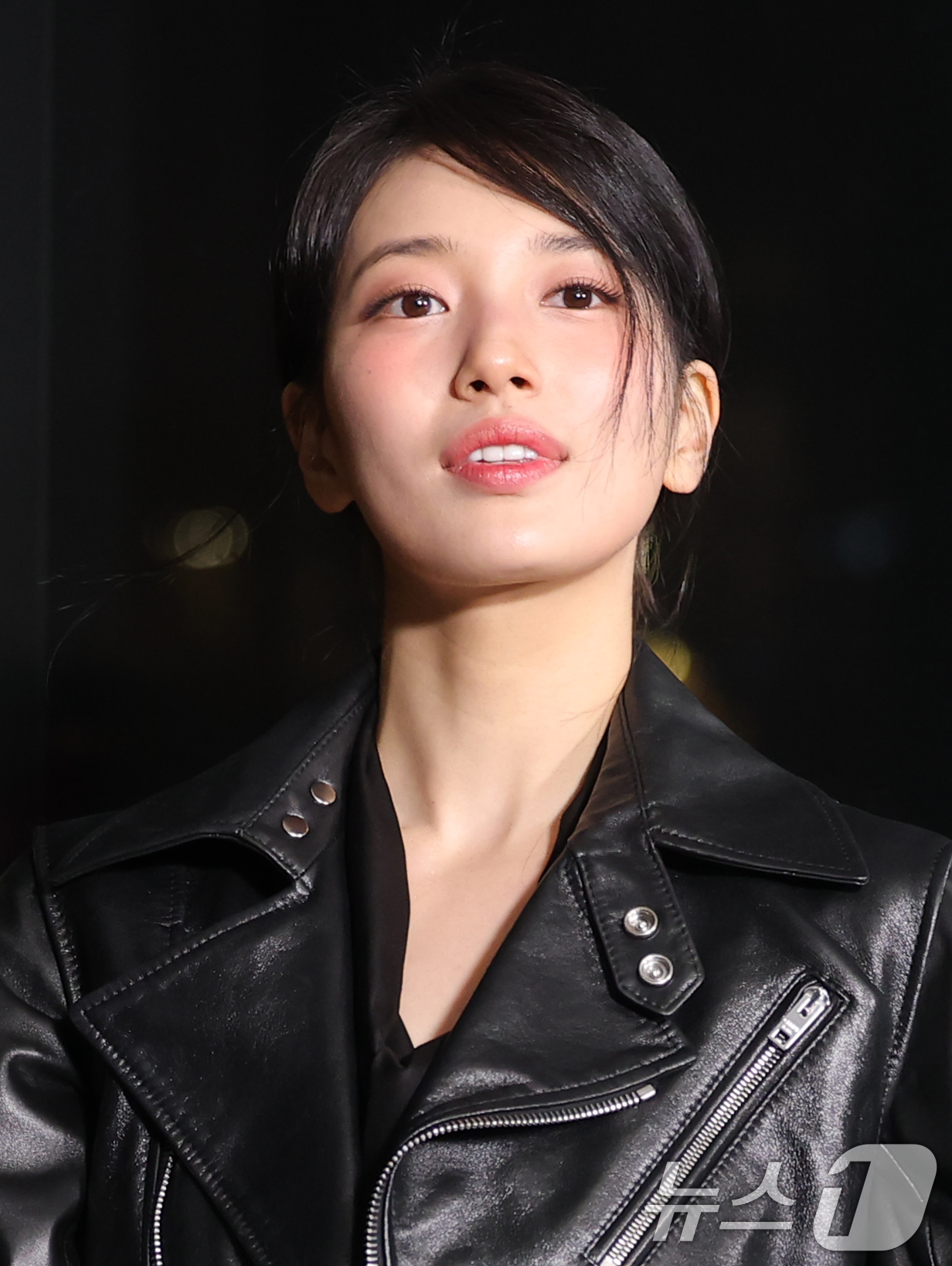 (서울=뉴스1) 권현진 기자 = 배우 겸 가수 수지(본명 배수지)가 17일 오후 서울 강남구 셀린느 청담 플래그십을 방문한 뒤 퇴장하며 인사를 하고 있다. 2025.12.17/뉴스 …