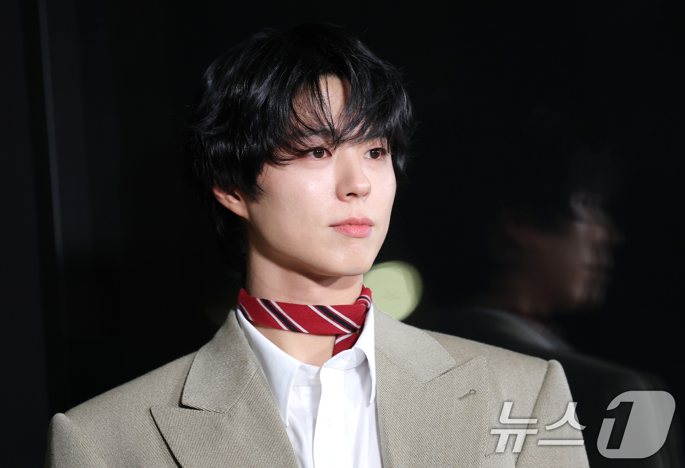 (서울=뉴스1) 권현진 기자 = 배우 박보검이 17일 오후 서울 강남구 셀린느 청담 플래그십을 방문한 뒤 퇴장하며 인사를 하고 있다. 2025.12.17/뉴스1