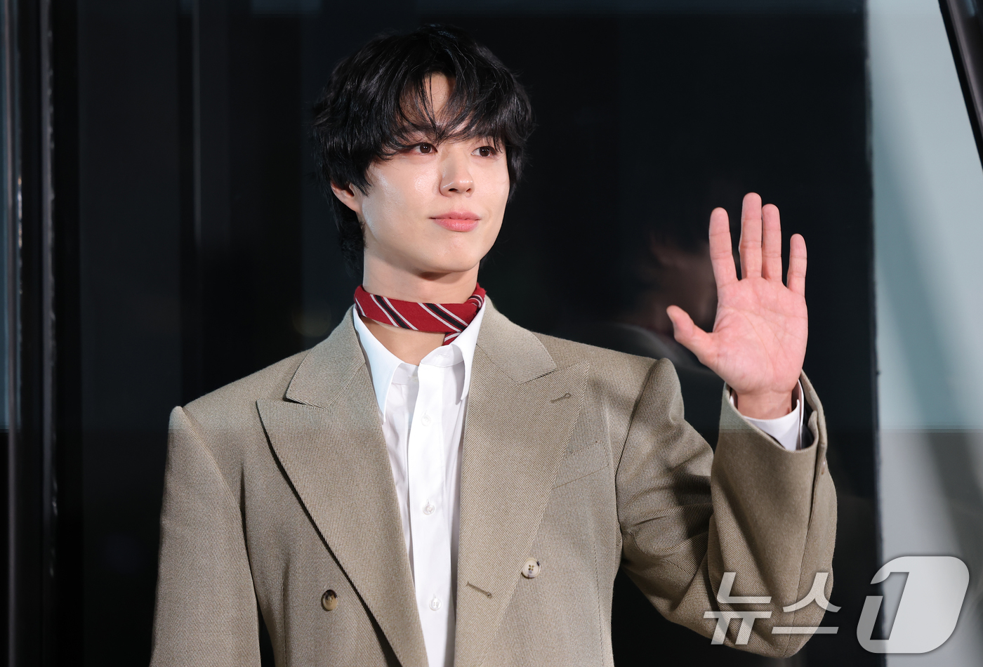 (서울=뉴스1) 권현진 기자 = 배우 박보검이 17일 오후 서울 강남구 셀린느 청담 플래그십을 방문한 뒤 퇴장하며 인사를 하고 있다. 2025.12.17/뉴스1