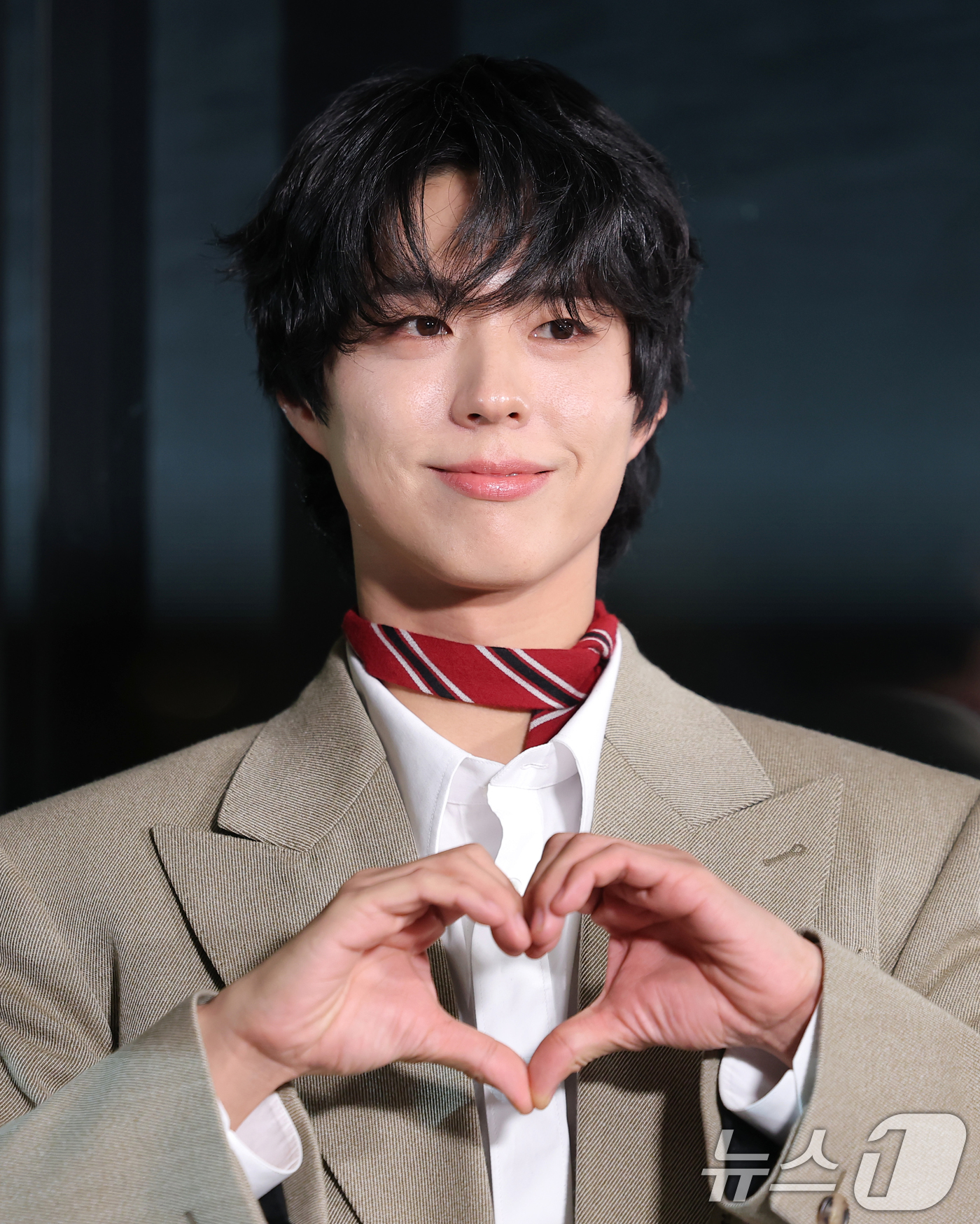 (서울=뉴스1) 권현진 기자 = 배우 박보검이 17일 오후 서울 강남구 셀린느 청담 플래그십을 방문한 뒤 퇴장하며 인사를 하고 있다. 2025.12.17/뉴스1