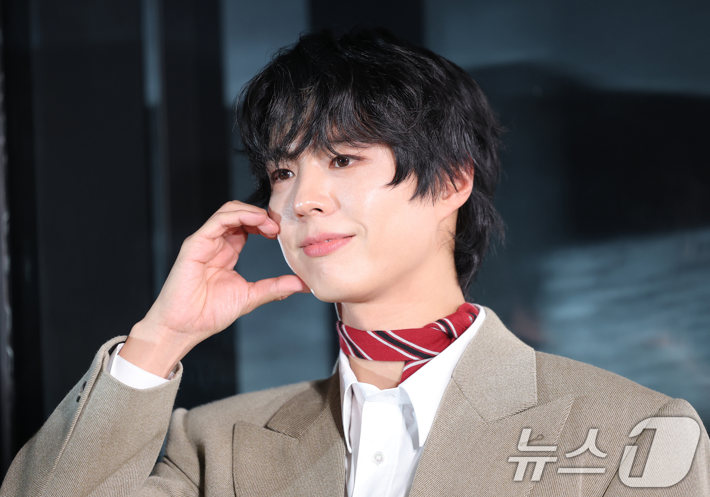 (서울=뉴스1) 권현진 기자 = 배우 박보검이 17일 오후 서울 강남구 셀린느 청담 플래그십을 방문한 뒤 퇴장하며 인사를 하고 있다. 2025.12.17/뉴스1