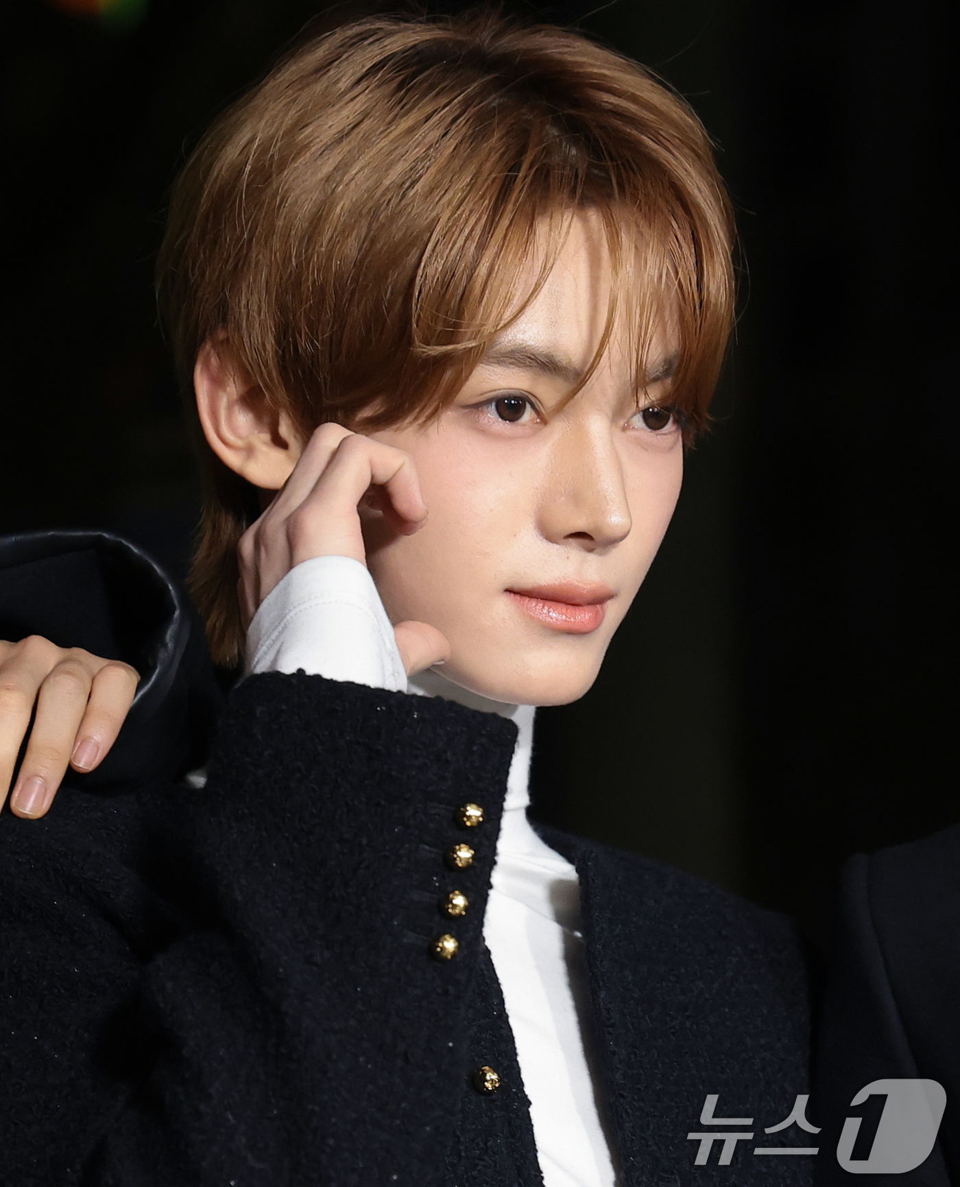 (서울=뉴스1) 권현진 기자 = 투어스 한진이 17일 오후 서울 강남구 셀린느 청담 플래그십을 방문한 뒤 퇴장하며 인사를 하고 있다. 2025.12.17/뉴스1