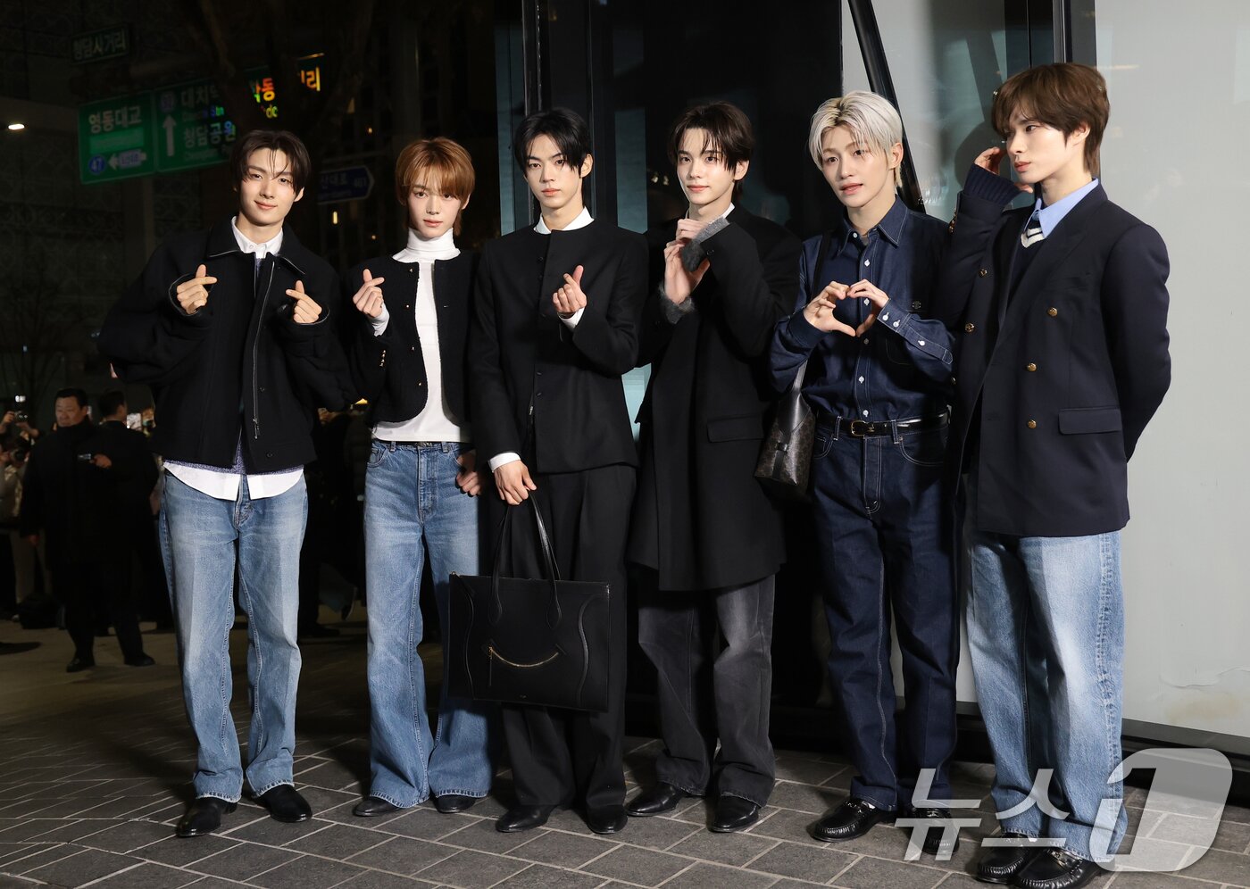 본문 이미지 - 그룹 투어스의 지훈(왼쪽부터)과 한진, 도훈, 신유, 영재, 경민 ⓒ News1 권현진 기자