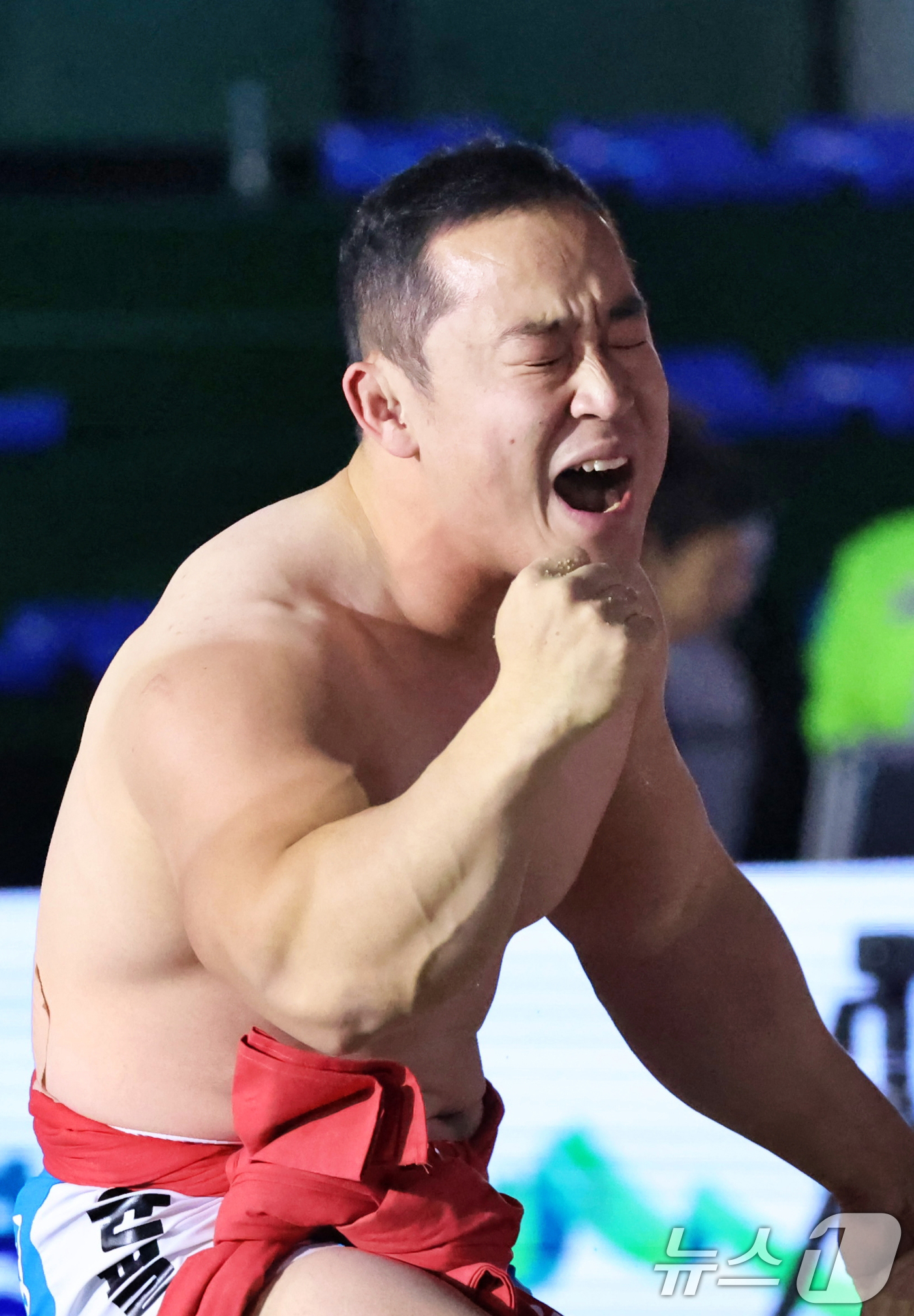 (서울=뉴스1) 김명섭 기자 = 17일(수) 경상북도 문경시 문경실내체육관에서 열린 ‘위더스제약 2025 의성천하장사씨름대축제’ 태백장사(80kg이하)에 등극한 윤필재(의성군청)가 …