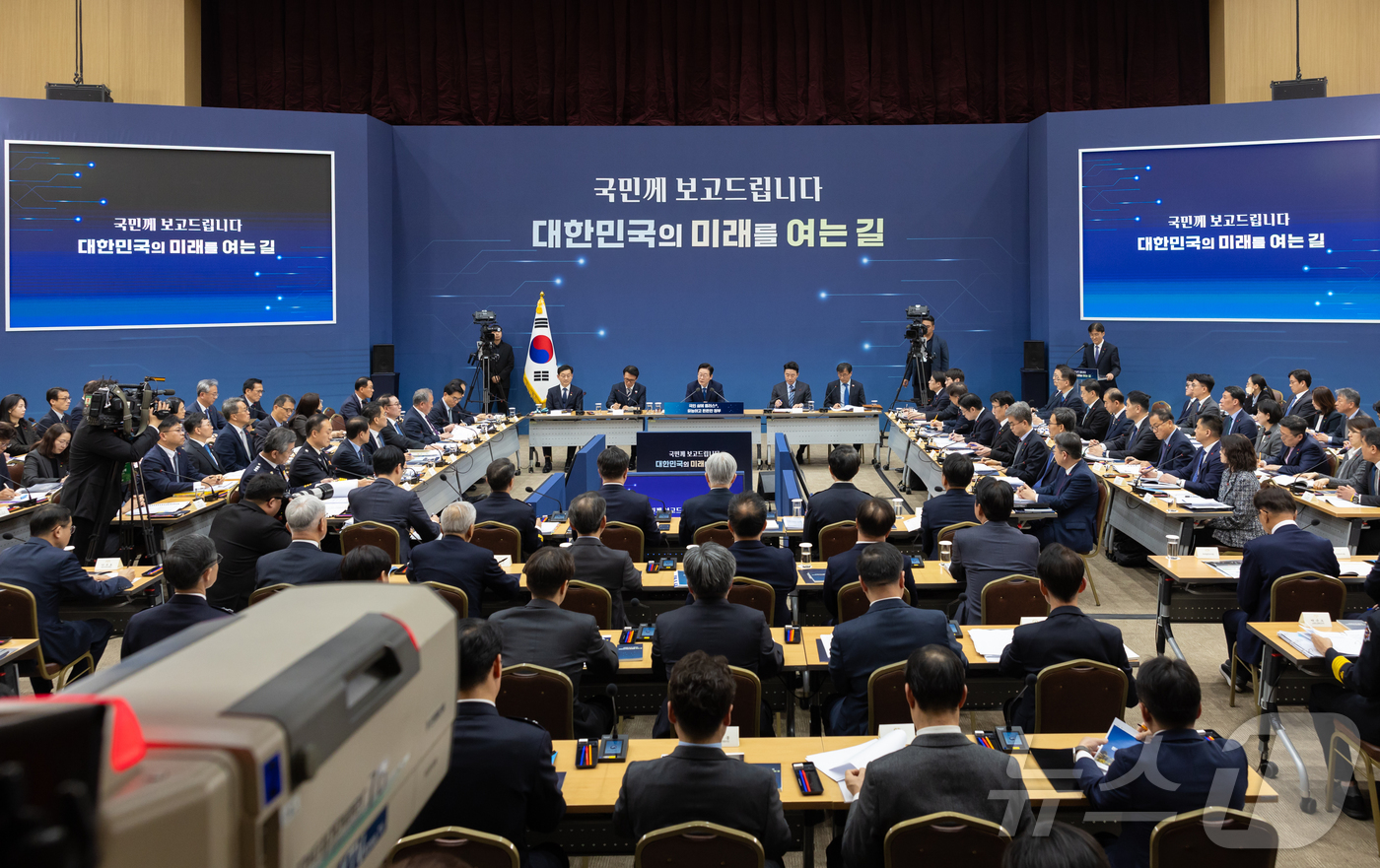 (서울=뉴스1) 허경 기자 = 이재명 대통령이 17일 세종시 정부세종컨벤션센터에서 열린 행정안전부(경찰청, 소방청)·인사혁신처 업무보고에서 발언하고 있다. (대통령실 제공. 재판매 …