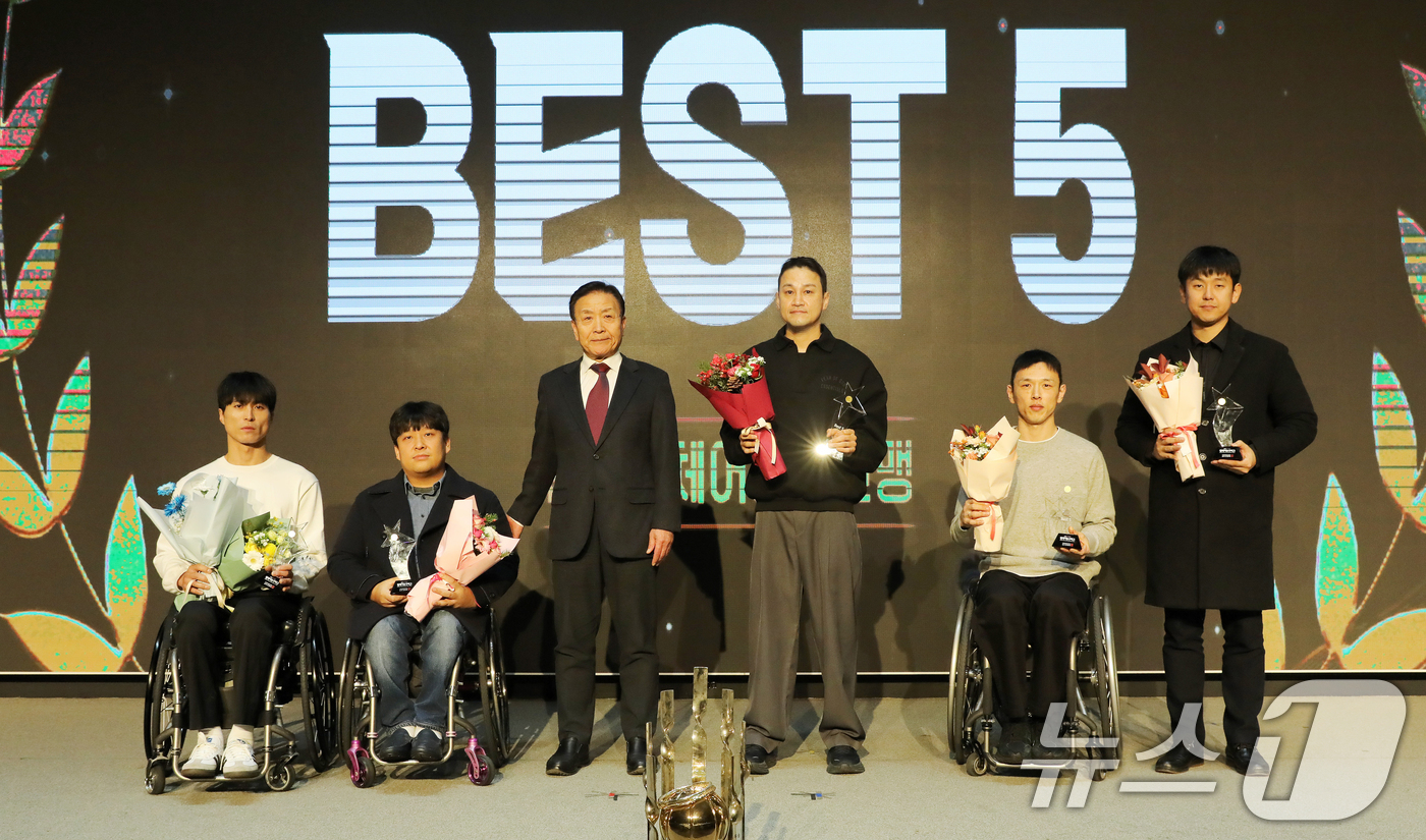 (서울=뉴스1) 김명섭 기자 = 17일 오후, 서울 올림픽파크텔에서 열린 2025 KWBL 휠체어농구리그 시상식에서 베스트5는 왼쪽부터 코웨이 곽준성, 고양 임동주, 춘천 이윤주, …
