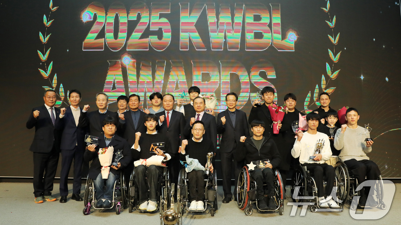 (서울=뉴스1) 김명섭 기자 = 17일 오후, 서울 올림픽파크텔에서 열린 2025 KWBL 휠체어농구리그 시상식에서 단체기념촬영을 하고 있다. .(재판매 및 DB금지. 한국휠체어농 …