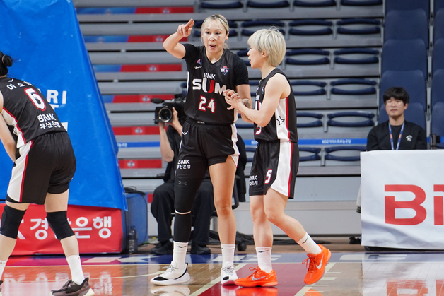 여자농구 BNK, 선두 하나은행 7연승 저지…1게임 차 추격