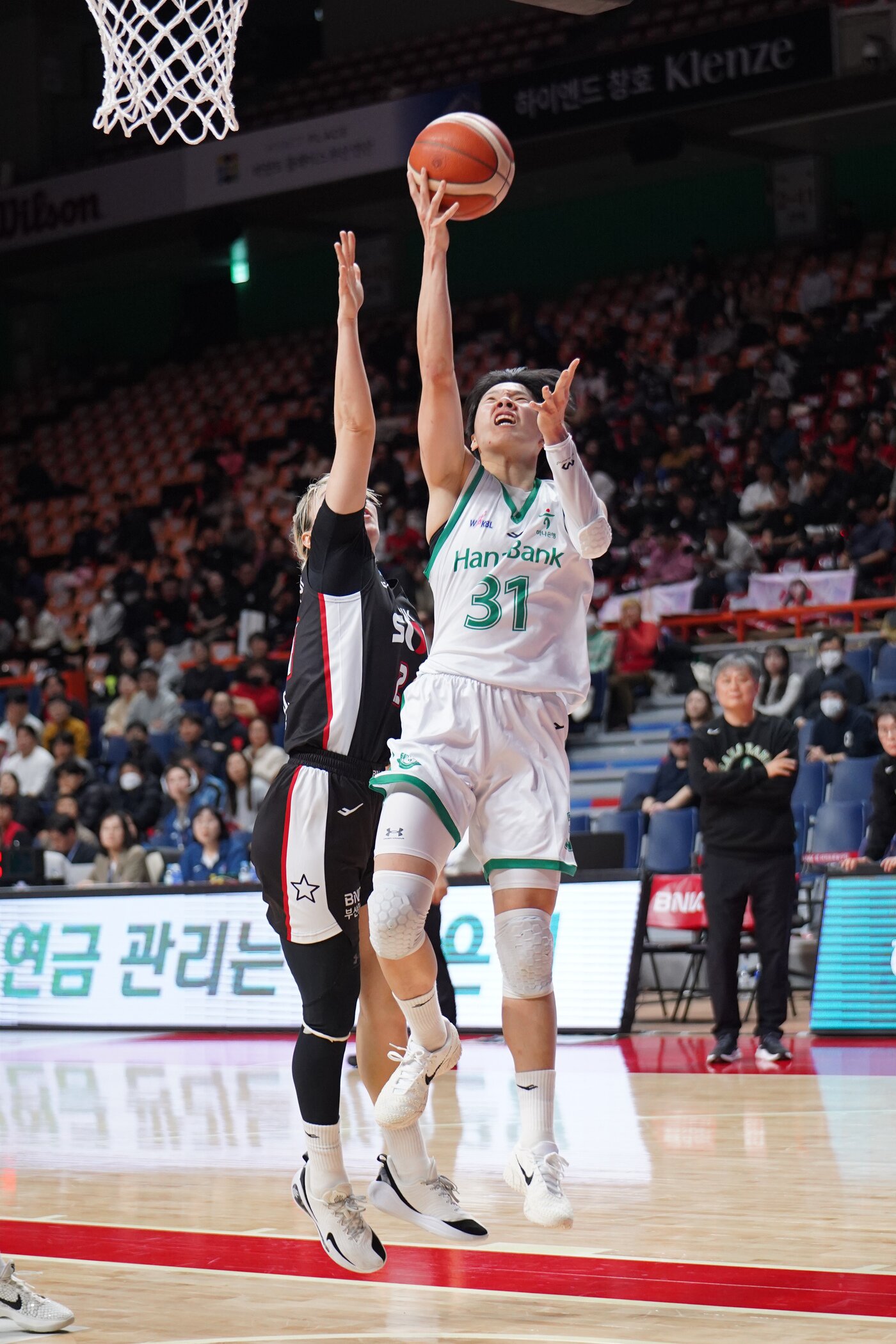 본문 이미지 - 골밑슛을 시도하는 부천 하나은행의 진안. (WKBL 제공)