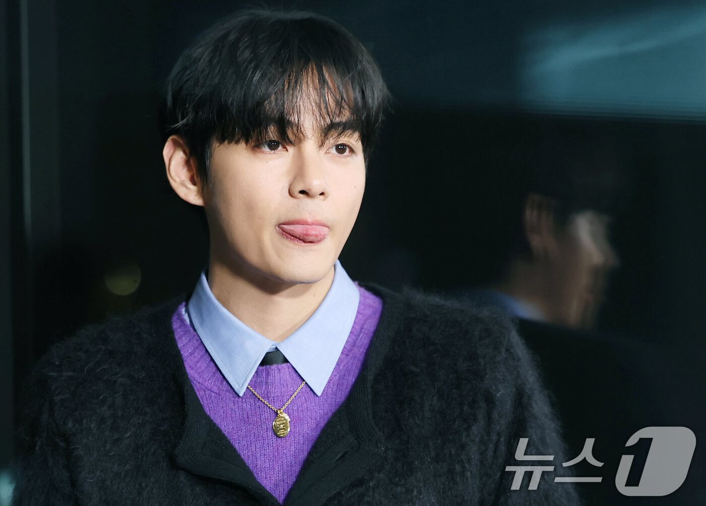 본문 이미지 - 방탄소년단(BTS) 뷔가 연말을 맞아 17일 오후 서울 강남구 셀린느 청담 플래그십을 방문해 매력을 발산하고 있다. ⓒ News1 권현진 기자