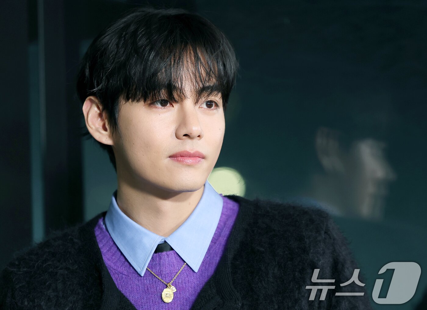 본문 이미지 - 방탄소년단(BTS) 뷔가 연말을 맞아 17일 오후 서울 강남구 셀린느 청담 플래그십을 방문해 매력을 발산하고 있다. ⓒ News1 권현진 기자