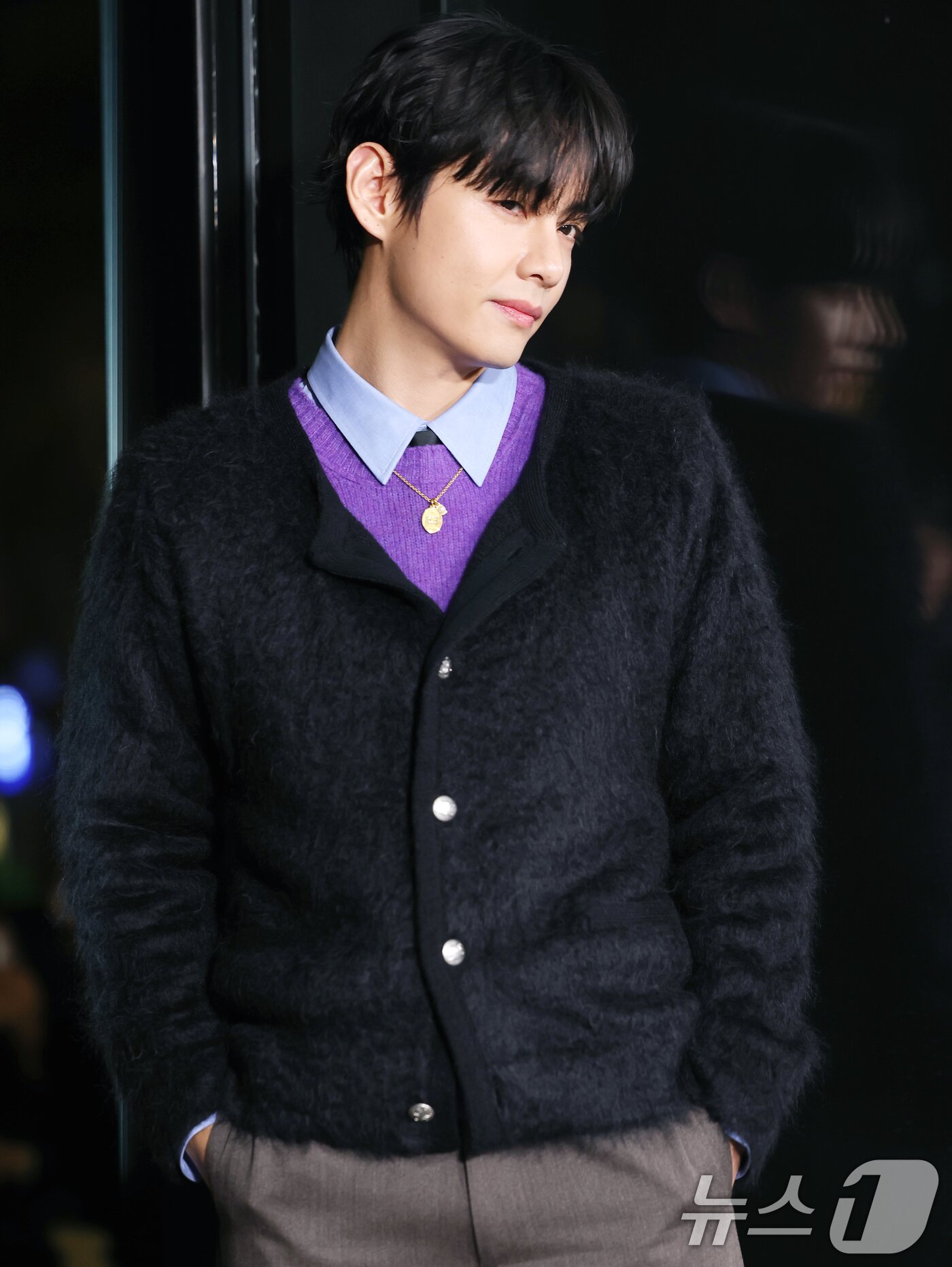 본문 이미지 - 방탄소년단(BTS) 뷔가 연말을 맞아 17일 오후 서울 강남구 셀린느 청담 플래그십을 방문해 매장을 둘러본 뒤 퇴장하고 있다. ⓒ News1 권현진 기자