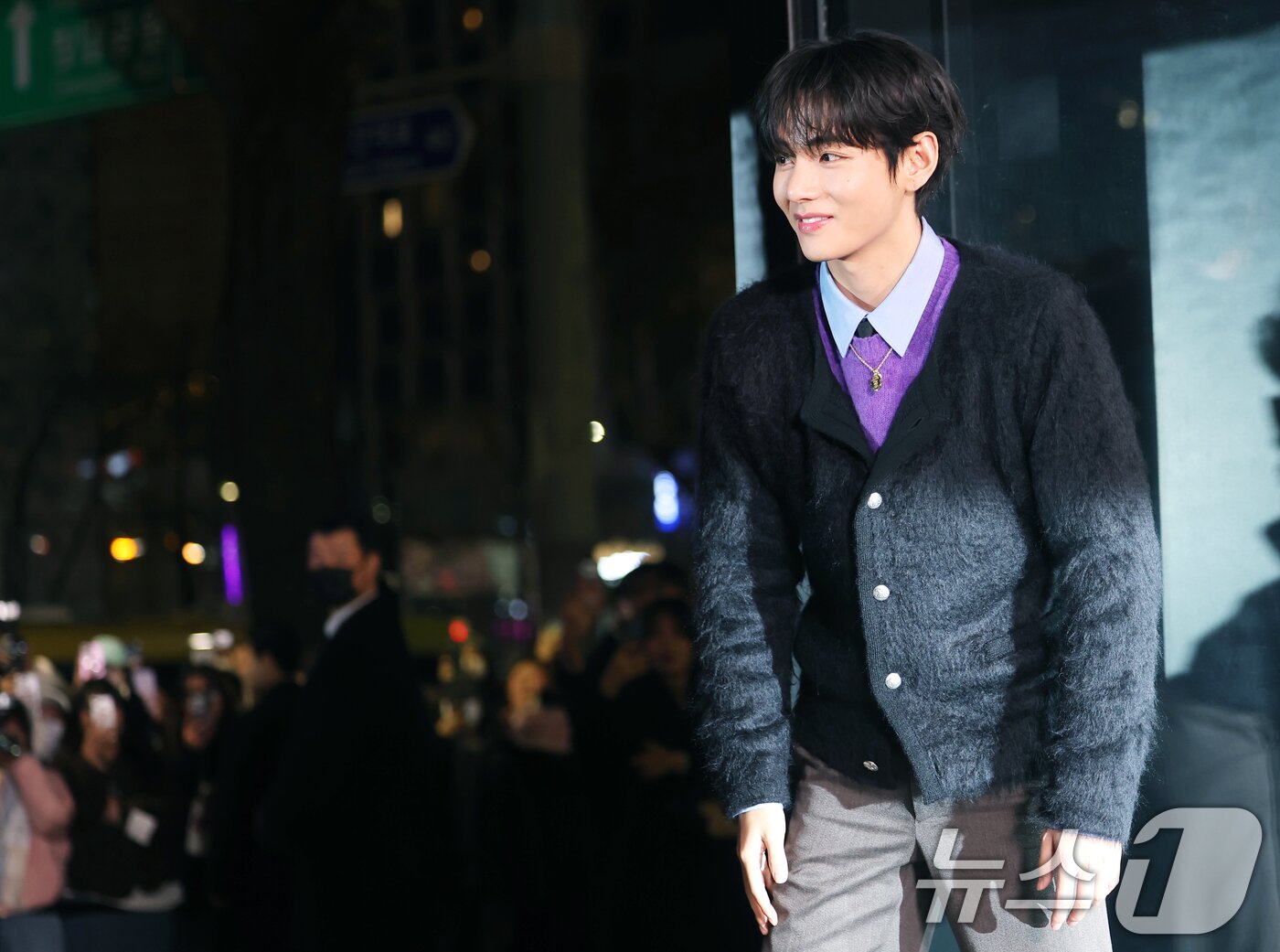 본문 이미지 - 방탄소년단(BTS) 뷔가 연말을 맞아 17일 오후 서울 강남구 셀린느 청담 플래그십을 방문해 매장을 둘러본 뒤 퇴장하고 있다. 2025.12.17/뉴스1 ⓒ News1 권현진 기자