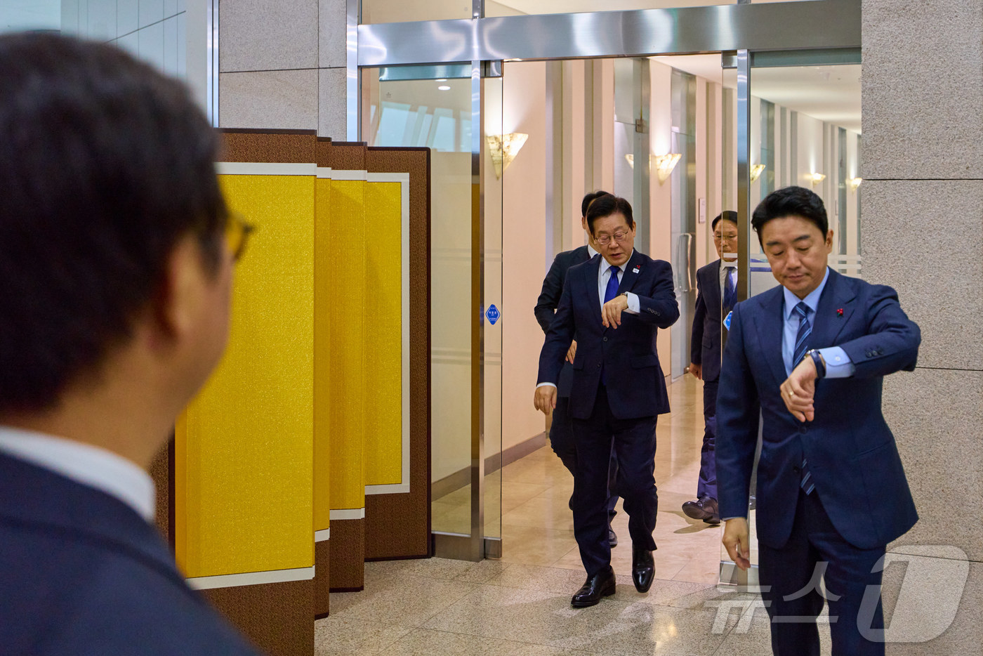 (서울=뉴스1) 허경 기자 = 이재명 대통령이 17일 세종시 세종컨벤션센터에서 열린 정부 부처 업무보고에서 휴식 후 회의실로 이동하고 있다. (이재명 대통령 SNS. 재판매 및 D …