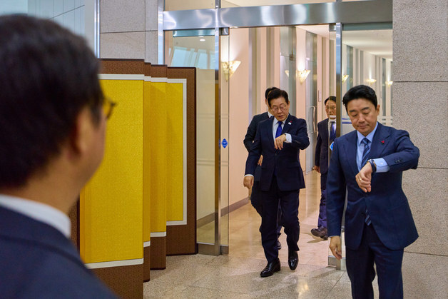 회의실로 이동하는 이재명 대통령