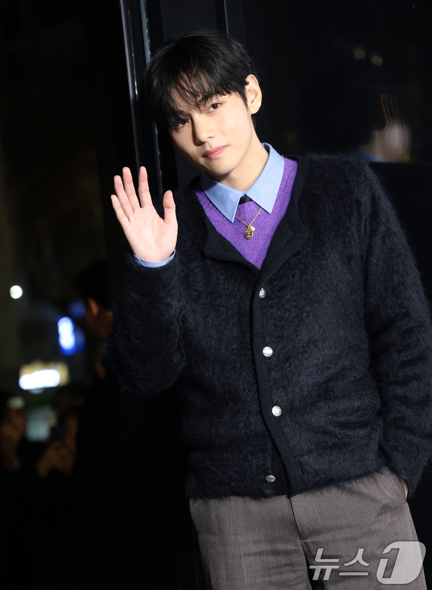 (서울=뉴스1) 권현진 기자 = 방탄소년단(BTS) 뷔가 연말을 맞아 17일 오후 서울 강남구 셀린느 청담 플래그십을 방문해 매력을 발산하고 있다. 2025.12.17/뉴스1