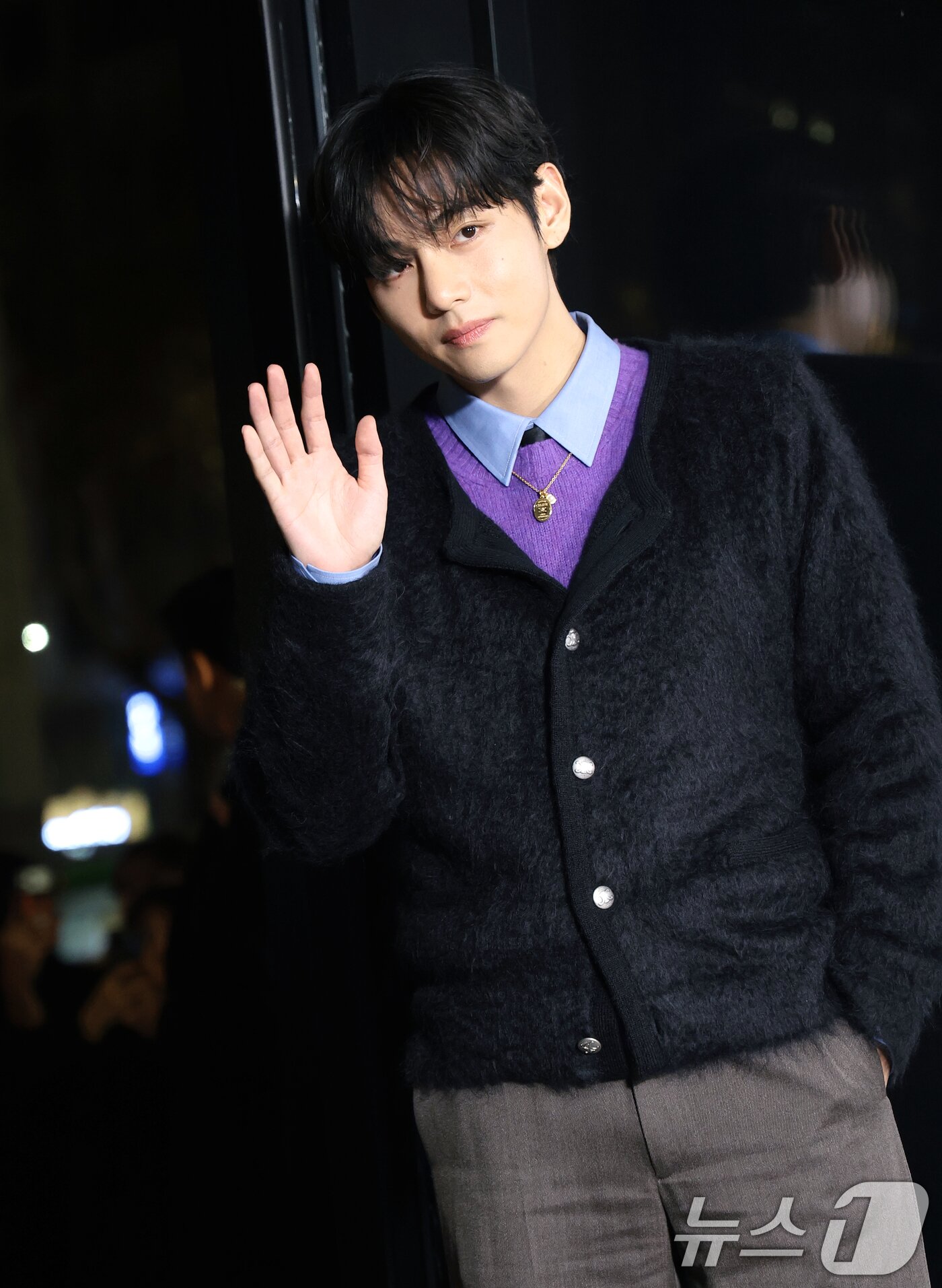 본문 이미지 - 방탄소년단(BTS) 뷔가 연말을 맞아 17일 오후 서울 강남구 셀린느 청담 플래그십을 방문해 팬들을 향해 손 인사를 하고 있다. ⓒ News1 권현진 기자