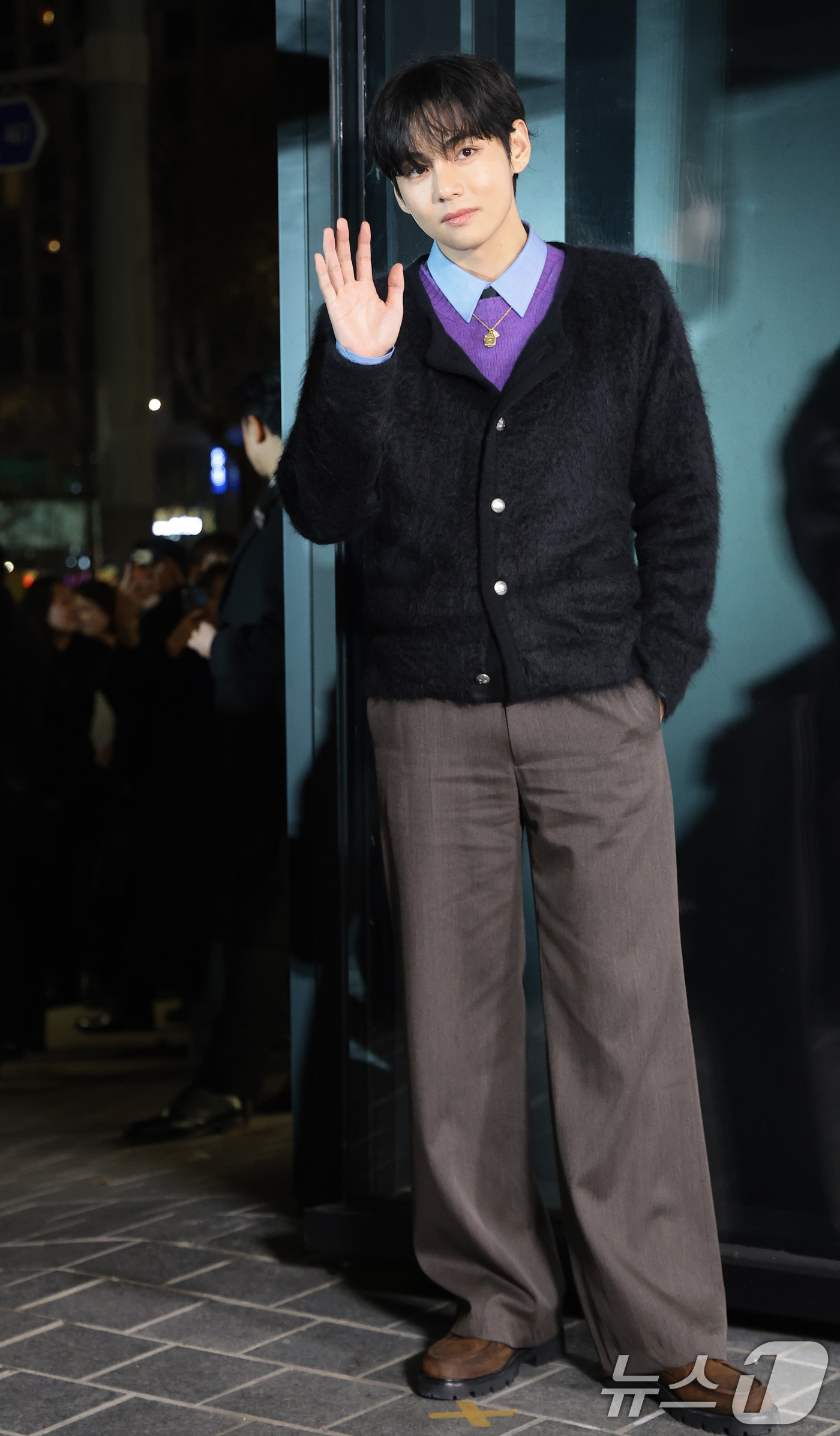 (서울=뉴스1) 권현진 기자 = 방탄소년단(BTS) 뷔가 연말을 맞아 17일 오후 서울 강남구 셀린느 청담 플래그십을 방문해 매력을 발산하고 있다. 2025.12.17/뉴스1