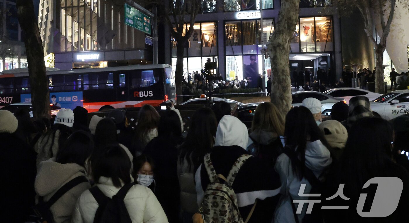 본문 이미지 - 17일 오후 서울 강남구 셀린느 청담 플래그십 앞에는 방탄소년단 뷔를 보기위한 팬들로 인산인해를 이루고 있다. ⓒ News1 권현진 기자
