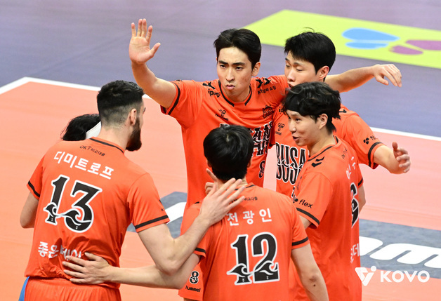 OK저축은행, 풀세트 끝 우리카드 제압…홈 5연승+3위 도약