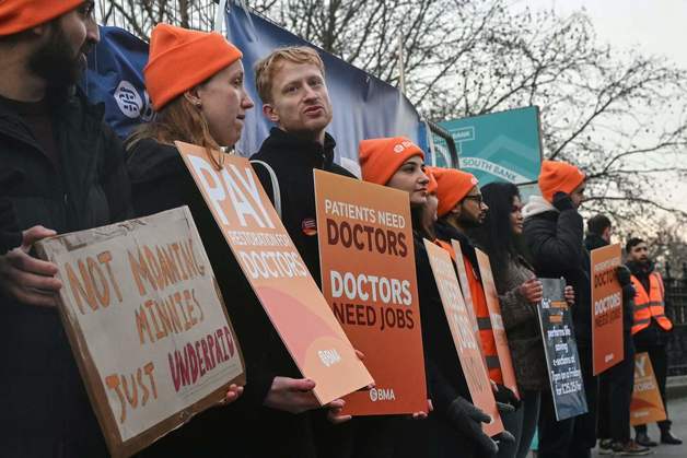 독감 환자 50% 급증 속…영국 전공의 5일간 파업 돌입