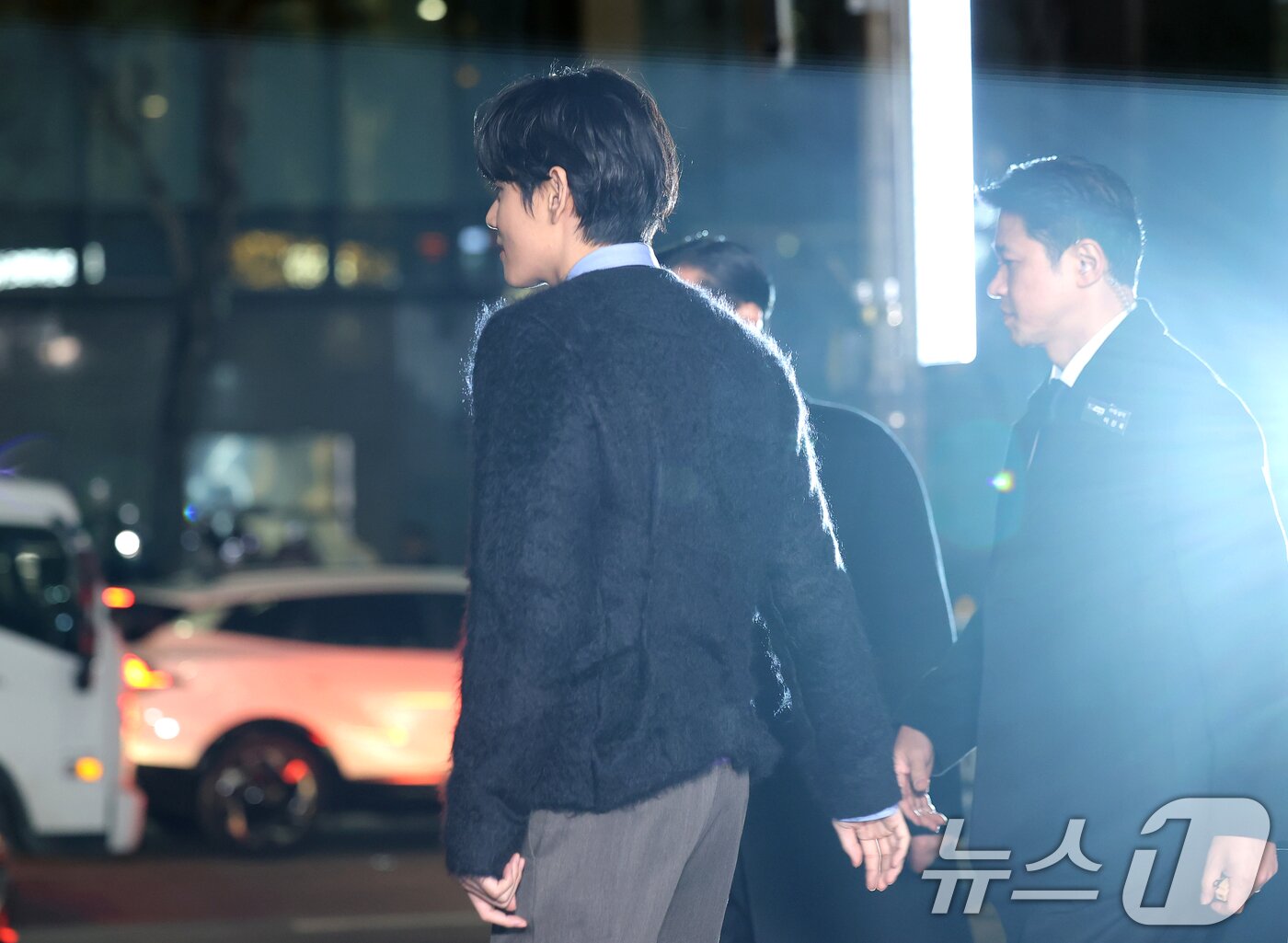 본문 이미지 - 방탄소년단(BTS) 뷔가 연말을 맞아 17일 오후 서울 강남구 셀린느 청담 플래그십을 방문한 뒤 준비된 차량으로 이동하고 있다. ⓒ News1 권현진 기자