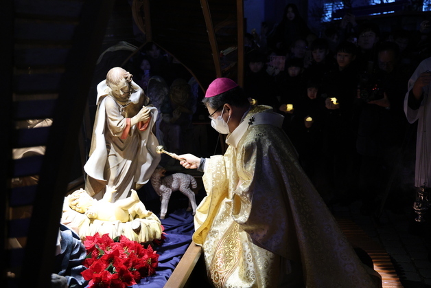 정순택 대주교 "고통과 고립의 이웃에게 성탄의 빛이 스며들길"
