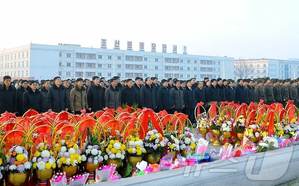 (평양 노동신문=뉴스1) = 북한 노동당 기관지 노동신문은 18일 김정일 국방위원장 사망 14주기에 온나라 인민들이 혁명의 붉은기를 높이 들고 있다고 보도했다. [국내에서만 사용가 …