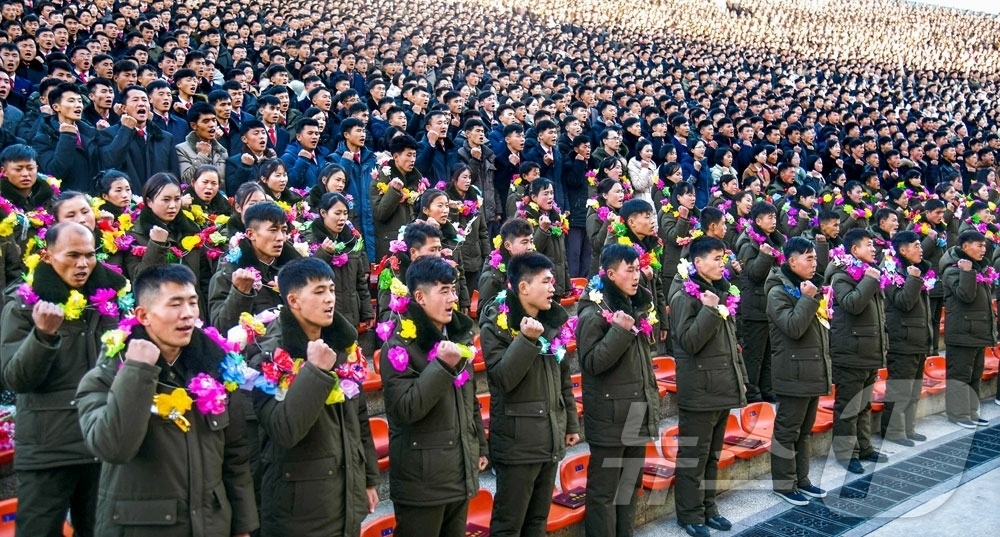 (평양 노동신문=뉴스1) = 북한 노동당 기관지 노동신문은 18일 90여명의 평양 청년들이 강동종합온실농장으로 탄원(자원)했다고 보도했다. [국내에서만 사용가능. 재배포 금지. D …