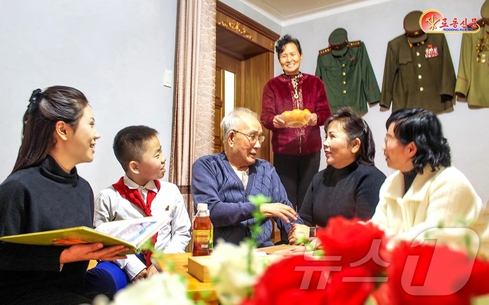 (평양 노동신문=뉴스1) = 북한 노동당 기관지 노동신문은 18일 화성구역에 거주 중인 전쟁노병을 인민반장을 비롯한 이웃들이 친혈육처럼 보살피고 있다고 보도했다. [국내에서만 사용 …