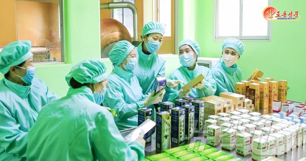 (평양 노동신문=뉴스1) = 북한 노동당 기관지 노동신문은 18일 평천고려약공장을 조명하며 "수많은 고려약공장들이 새롭게 일떠서고 있다"고 보도했다. [국내에서만 사용가능. 재배포 …