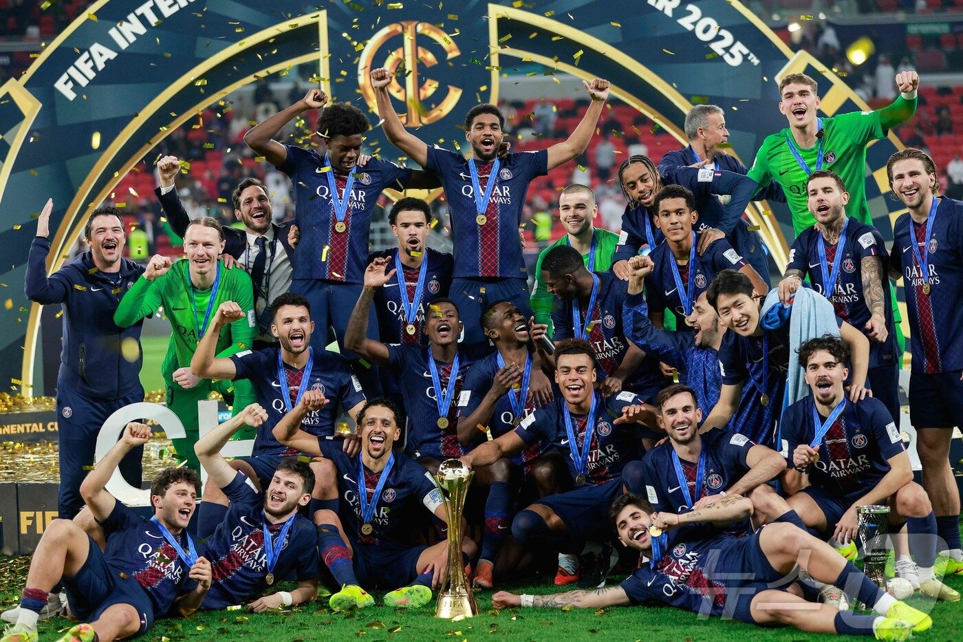 본문 이미지 - PSG가 FIFA 인터콘티넨털컵에서 우승한 뒤 우승 세리머니를 하고 있다. 이강인(오른쪽)의 모습도 보인다. ⓒ AFP=뉴스1