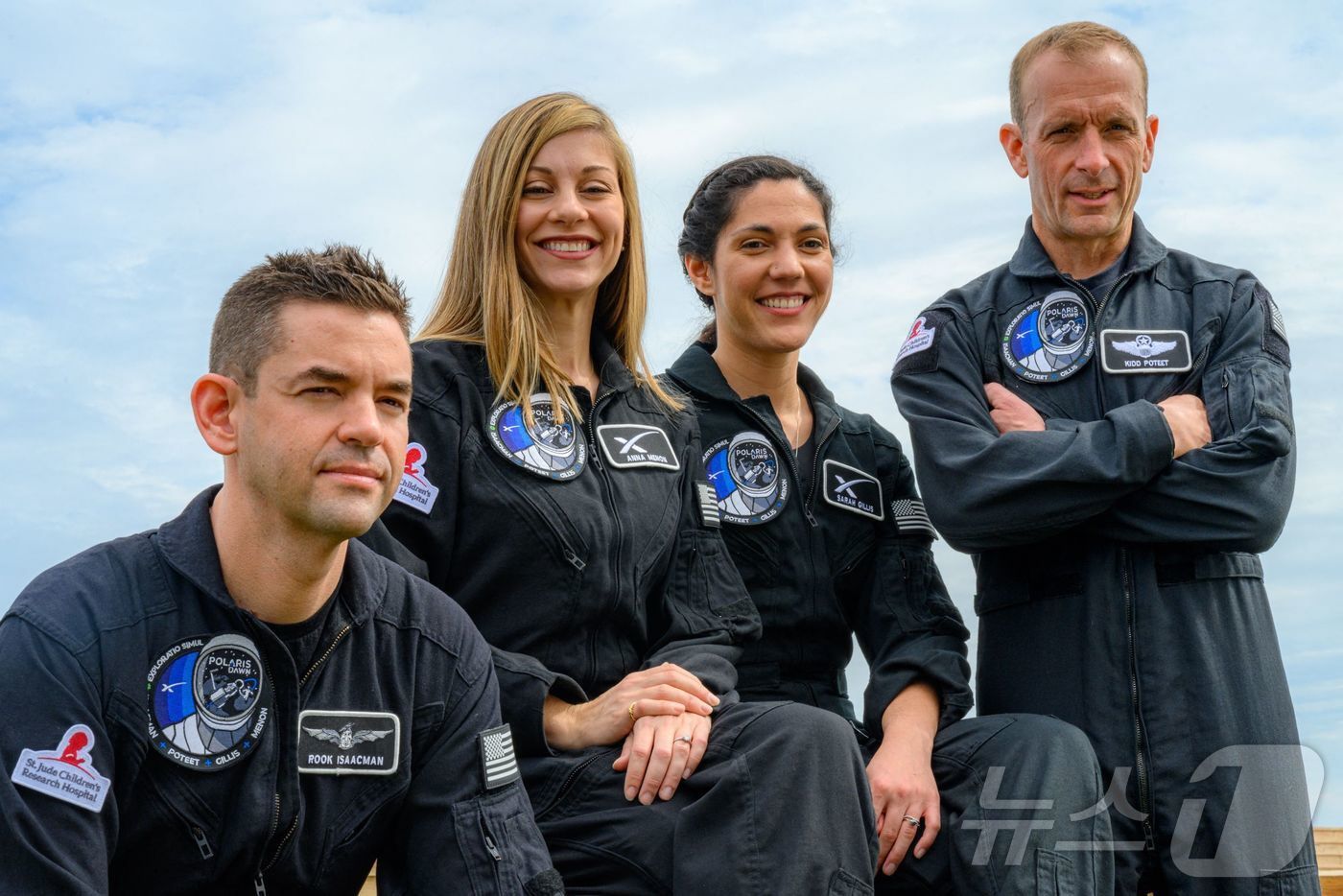 본문 이미지 - 재러드 아이작먼(맨 왼쪽)이 2022년 2월 14일 스페이스X의 첫 민간인 우주 비행 프로젝트를 이끌고 있다. (자료사진) 2022.2.14 ⓒ AFP=뉴스1 ⓒ News1 강민경 기자