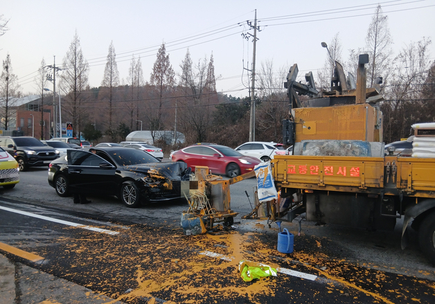 승용차가 노면 도색차 추돌…작업자 3명 얼굴 등 화상